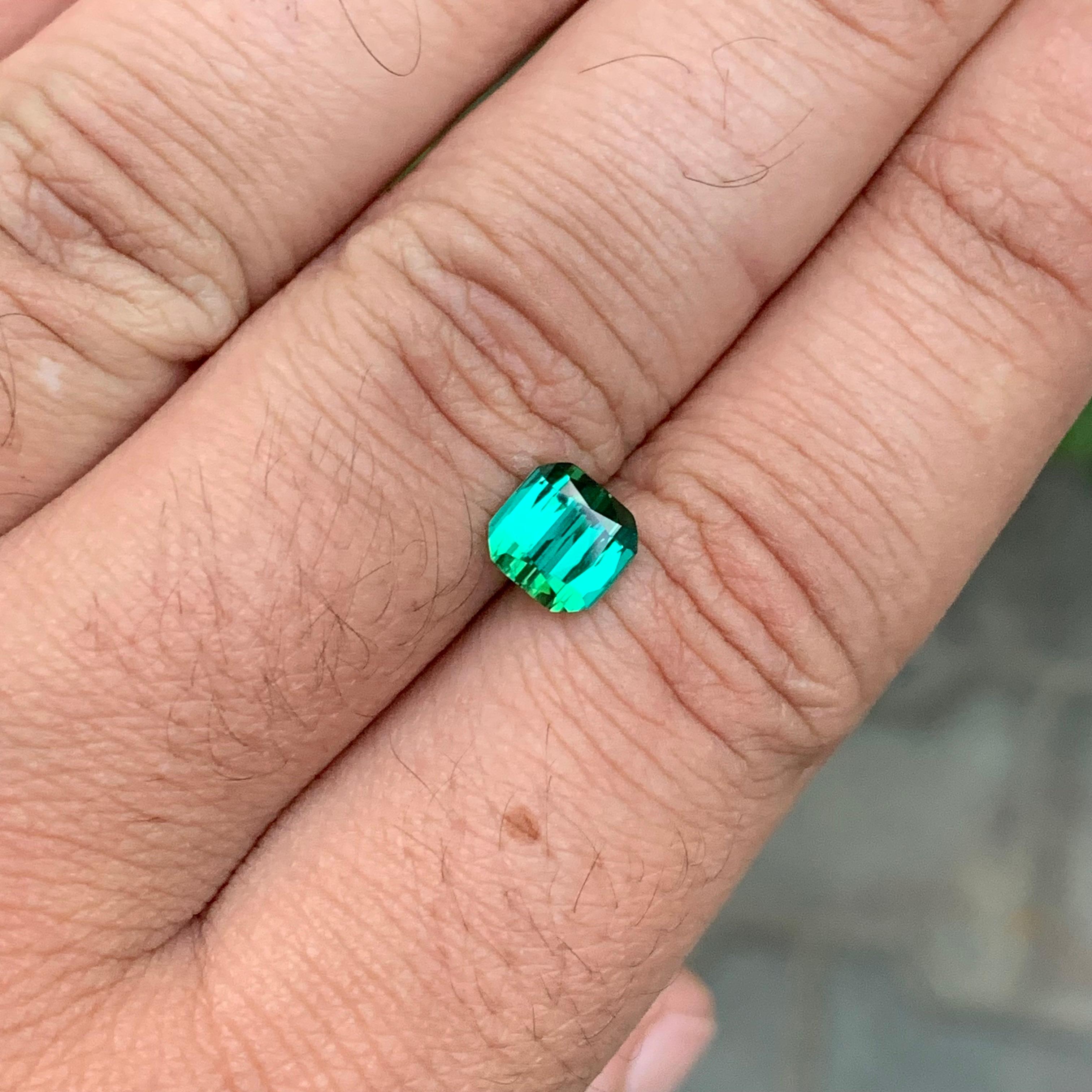 Pierre précieuse naturelle non sertie de 1,90 carat, tourmaline bleue verte en forme d'émeraude en vente 4