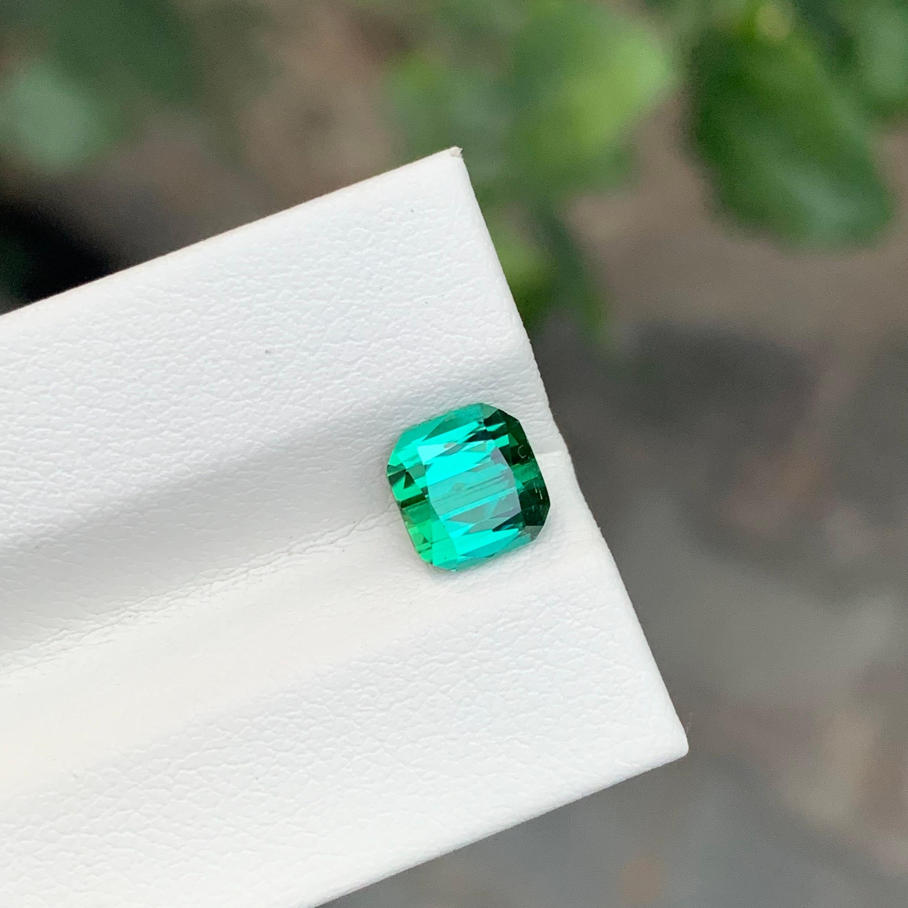Arts and Crafts Pierre précieuse naturelle non sertie de 1,90 carat, tourmaline bleue verte en forme d'émeraude en vente