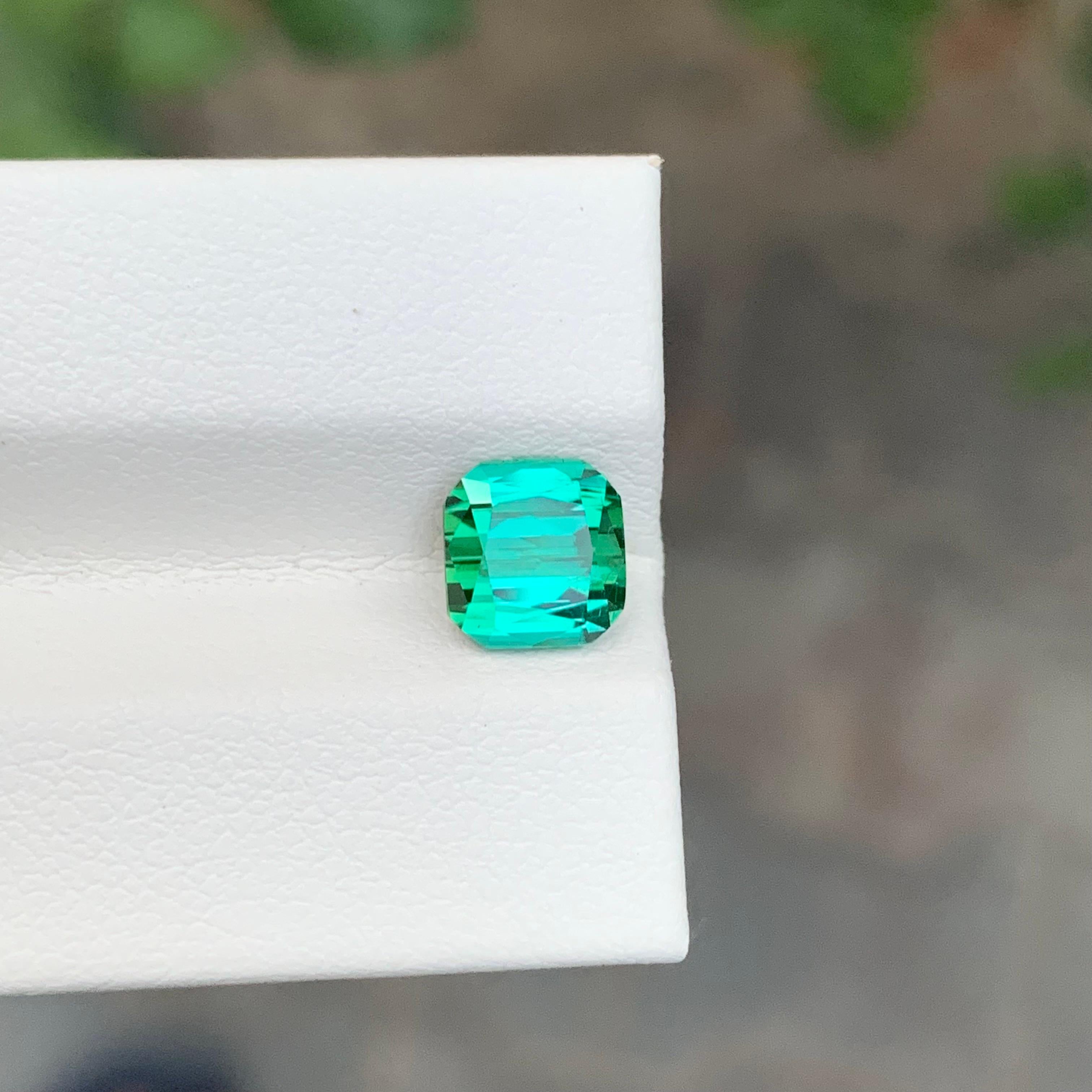 Taille émeraude Pierre précieuse naturelle non sertie de 1,90 carat, tourmaline bleue verte en forme d'émeraude en vente