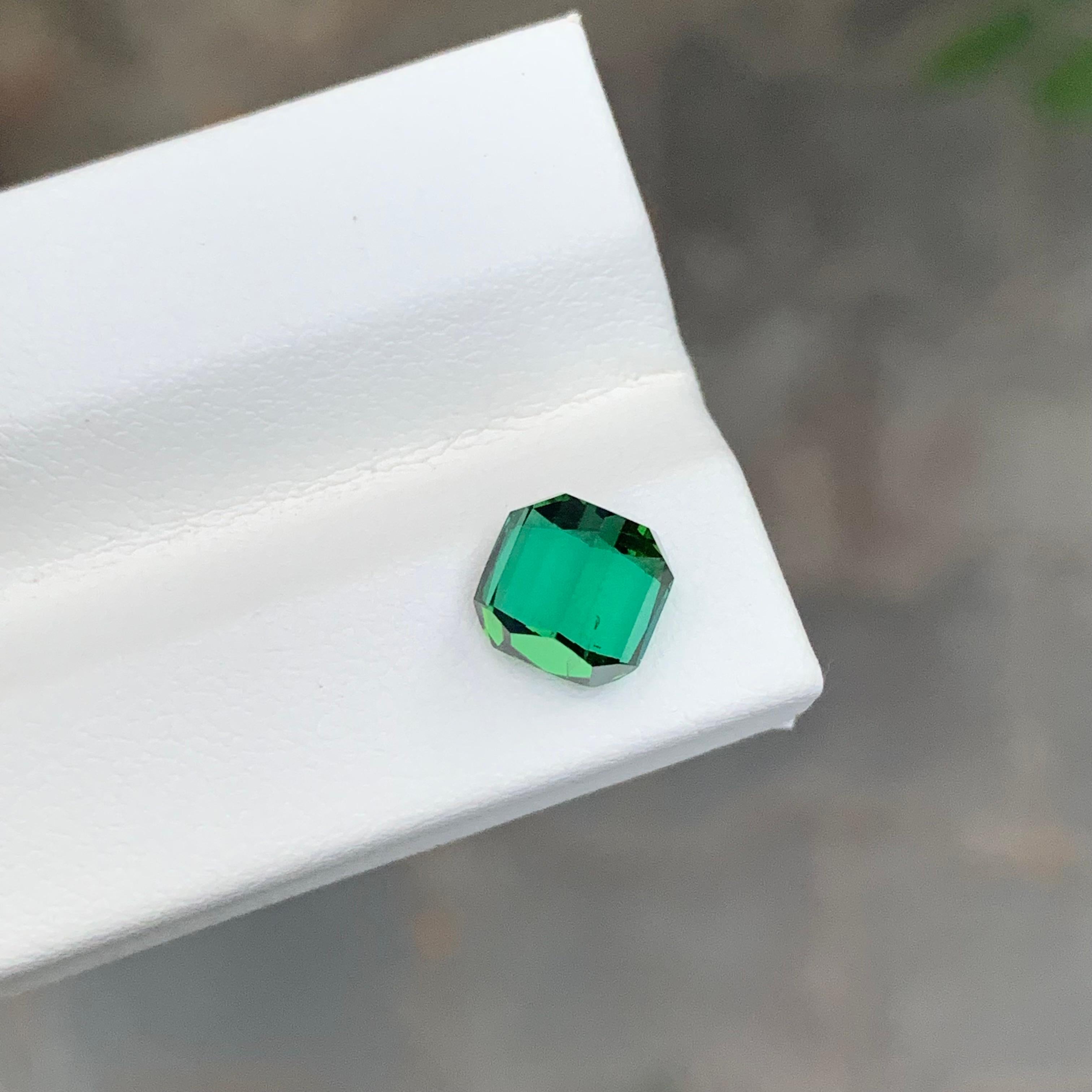 Pierre précieuse naturelle non sertie de 1,90 carat, tourmaline bleue verte en forme d'émeraude Unisexe en vente