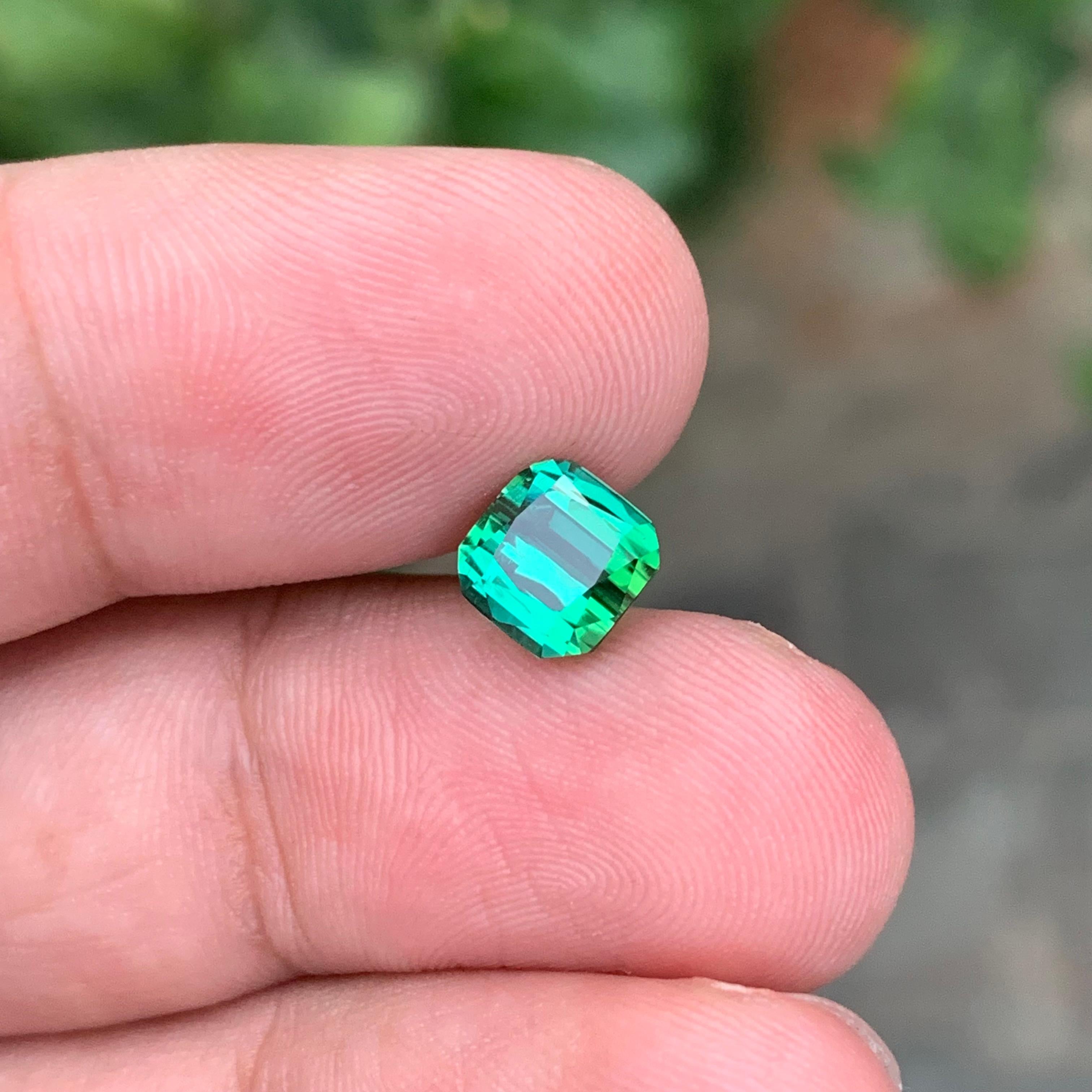 Pierre précieuse naturelle non sertie de 1,90 carat, tourmaline bleue verte en forme d'émeraude en vente 1