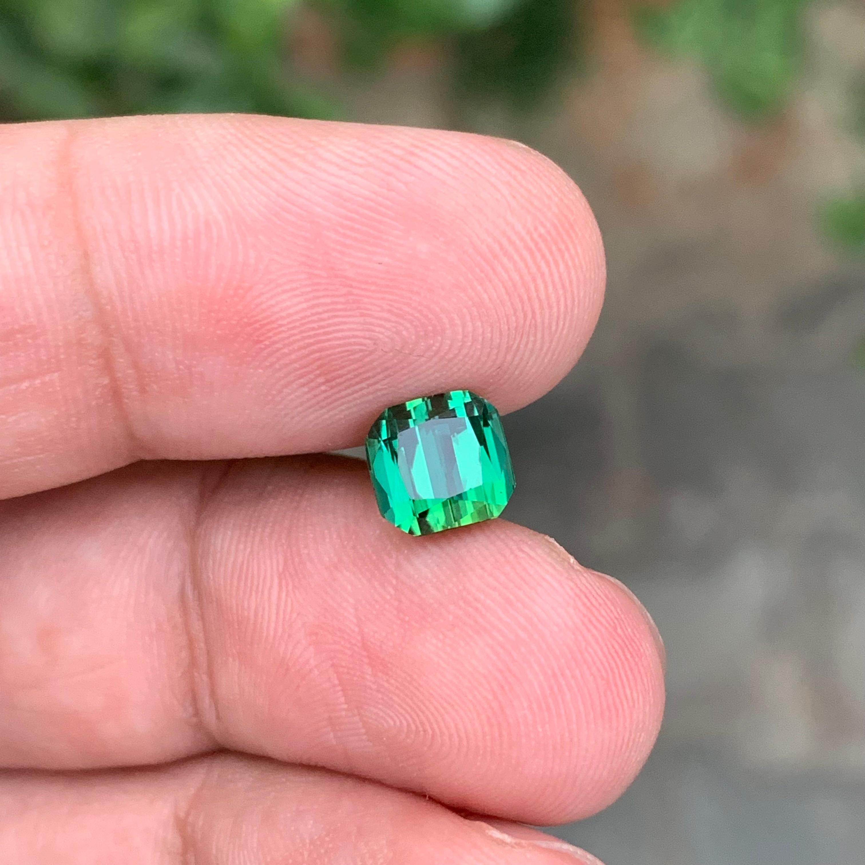 Pierre précieuse naturelle non sertie de 1,90 carat, tourmaline bleue verte en forme d'émeraude en vente 2