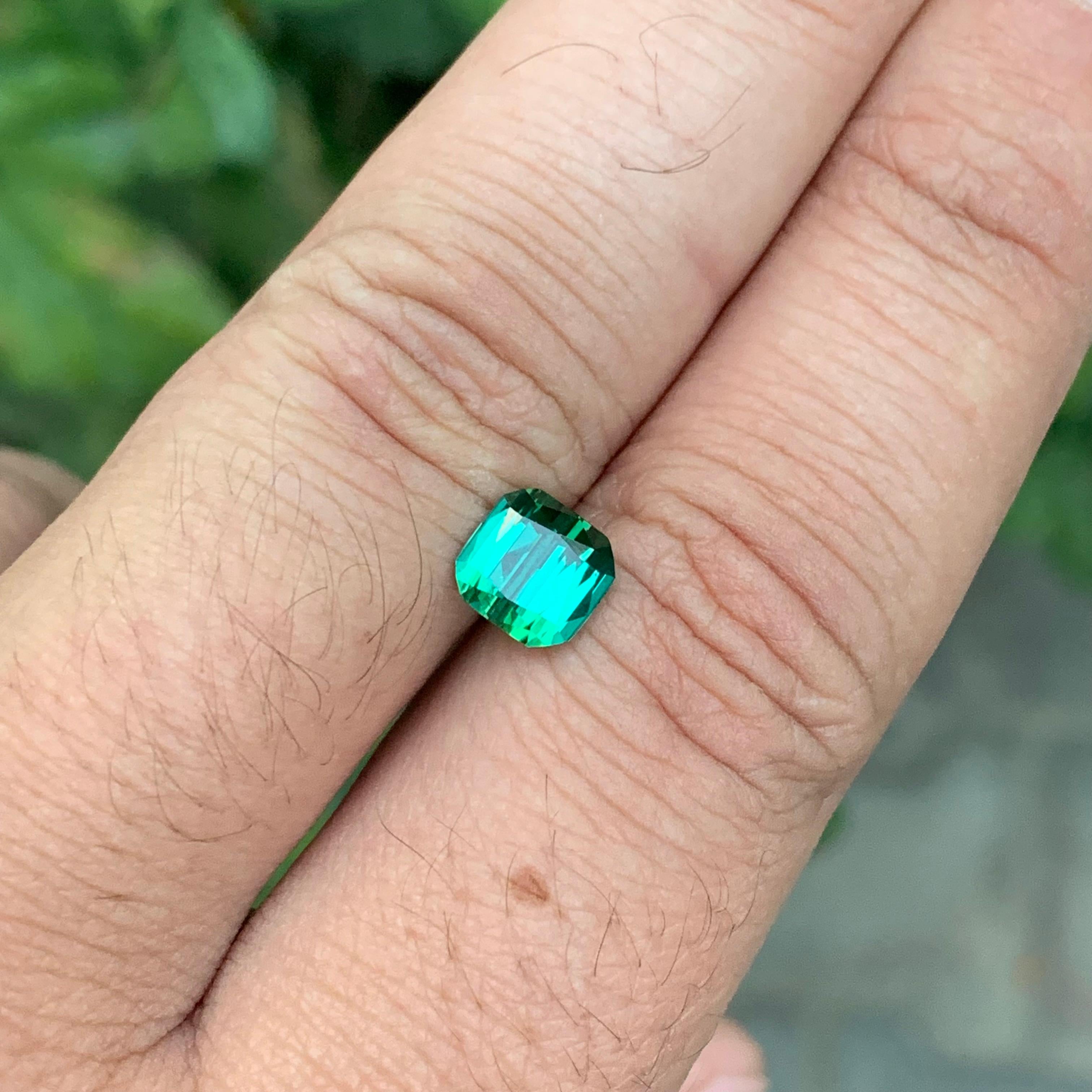 Pierre précieuse naturelle non sertie de 1,90 carat, tourmaline bleue verte en forme d'émeraude en vente 3