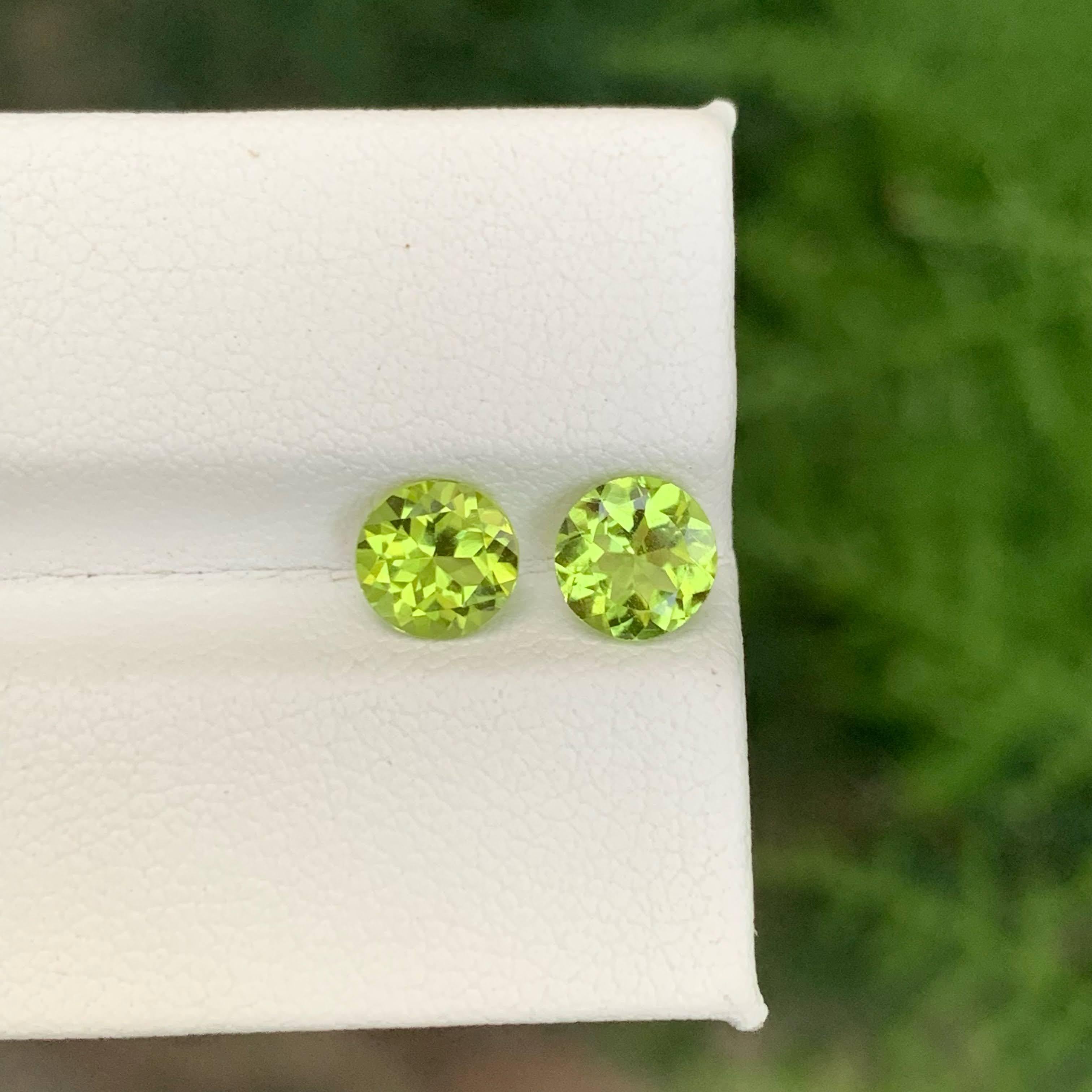 1.90 Carat Natural Loose Green Peridot Pair Round Cut Pakistani Gemstone (Paire de péridots verts en vrac et taillés en rond) en vente 4