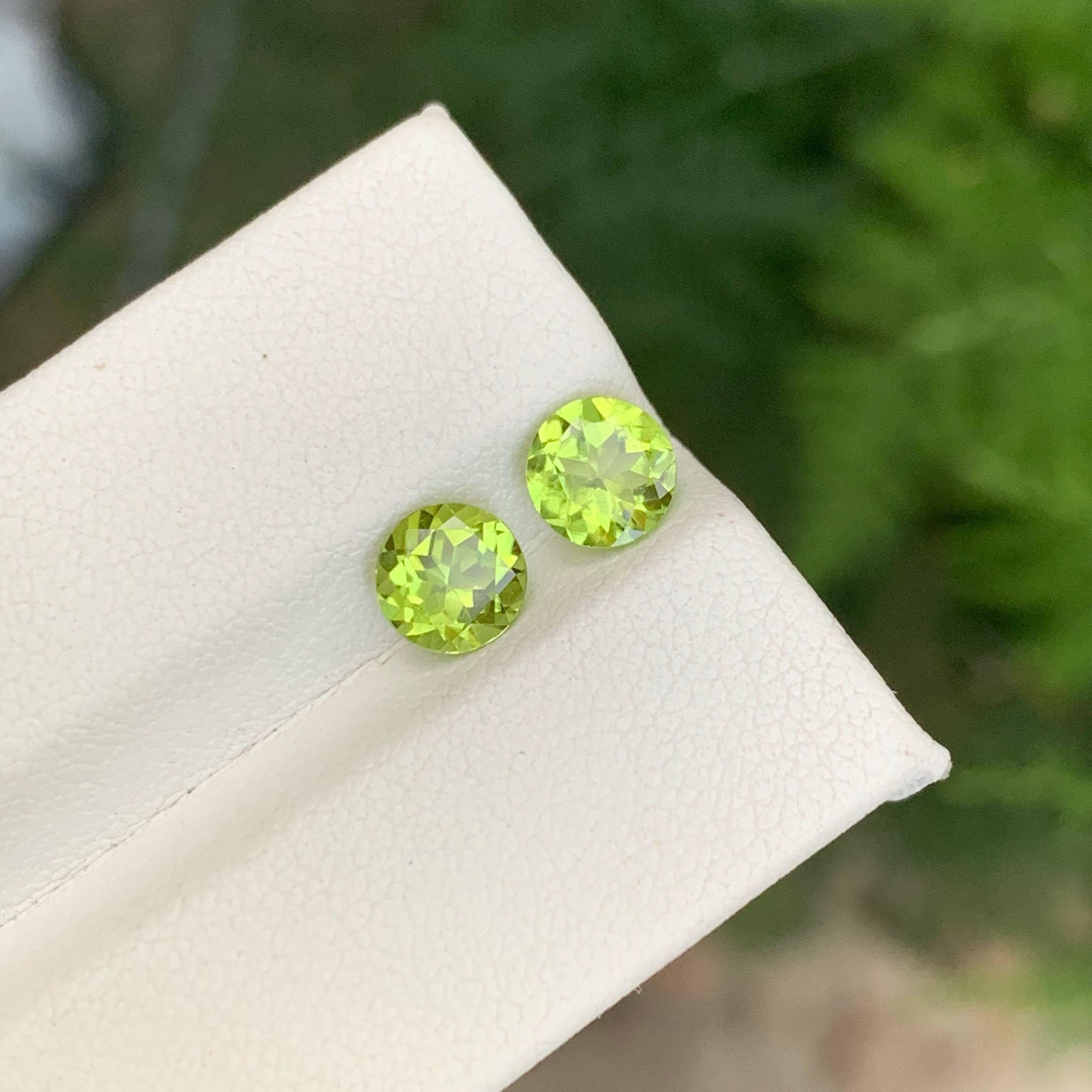 1.90 Carat Natural Loose Green Peridot Pair Round Cut Pakistani Gemstone (Paire de péridots verts en vrac et taillés en rond) en vente 5