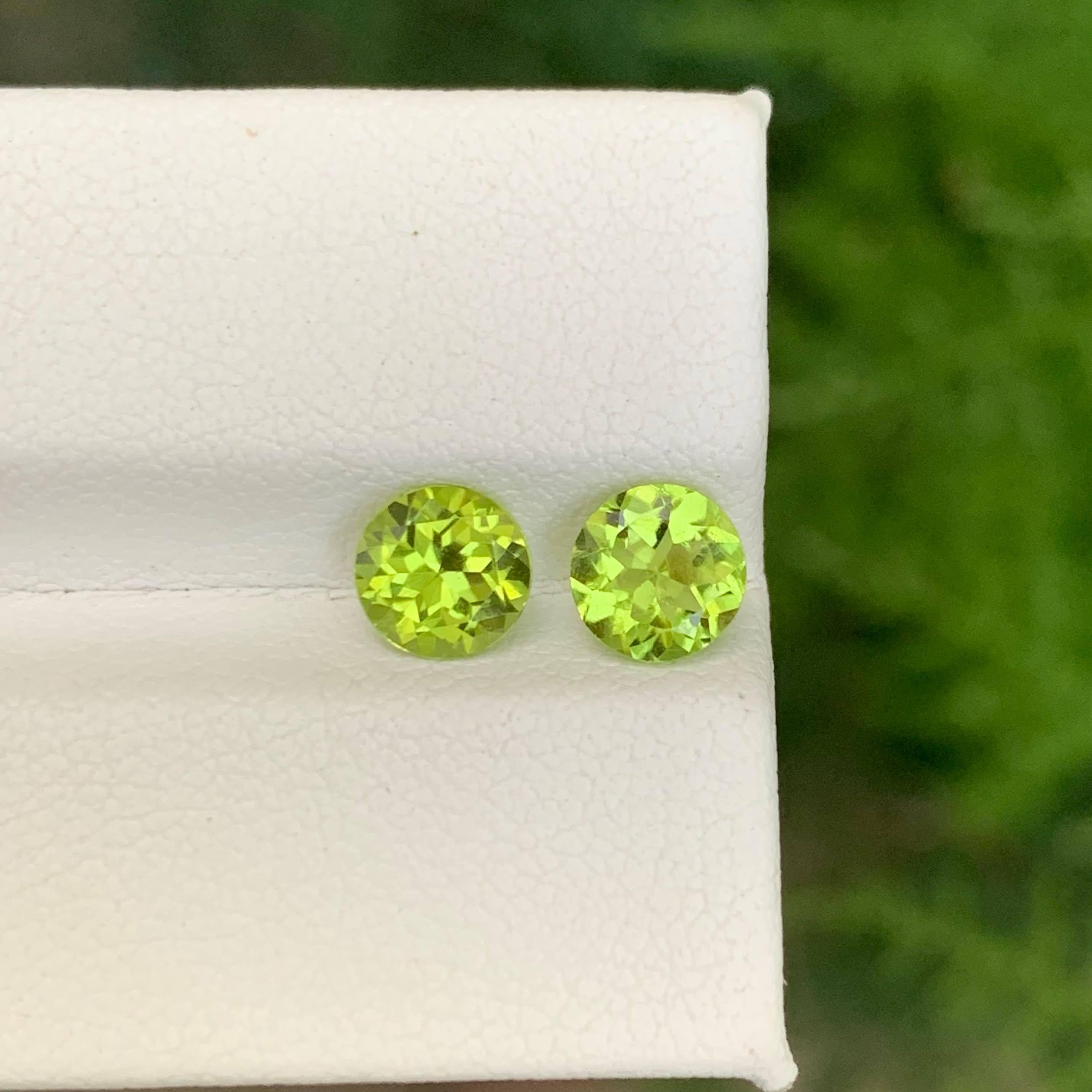 Moderne 1.90 Carat Natural Loose Green Peridot Pair Round Cut Pakistani Gemstone (Paire de péridots verts en vrac et taillés en rond) en vente
