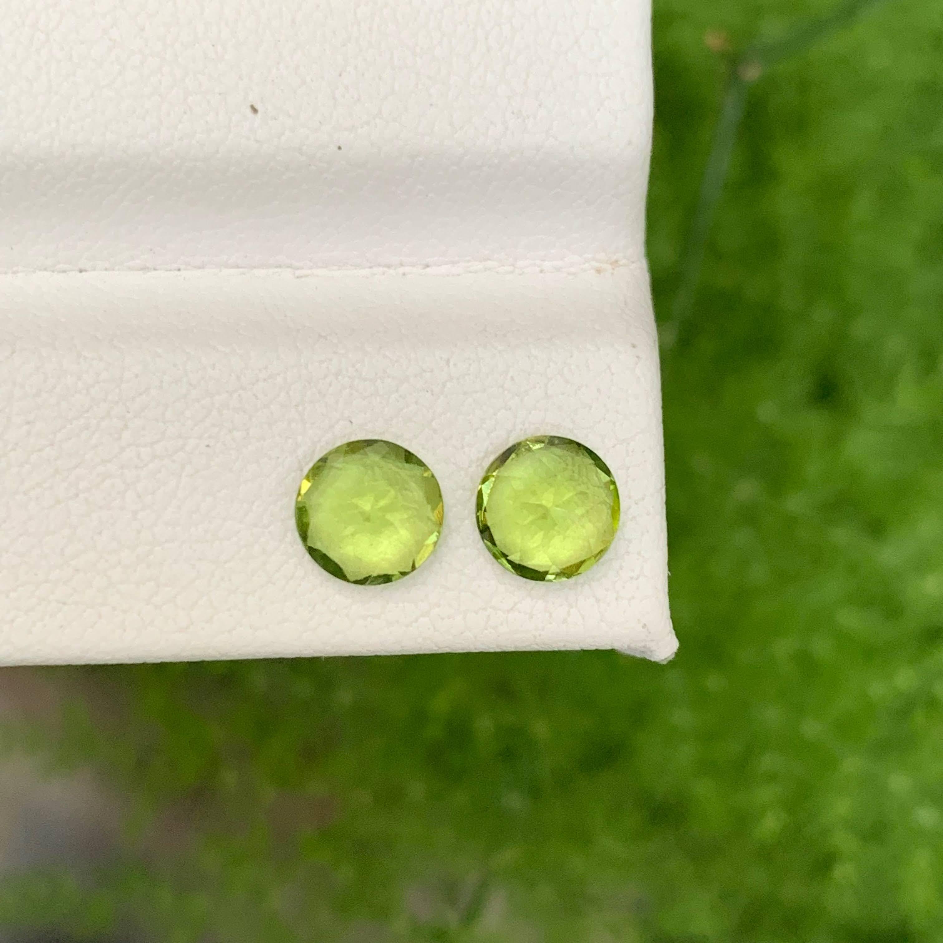 Taille ronde 1.90 Carat Natural Loose Green Peridot Pair Round Cut Pakistani Gemstone (Paire de péridots verts en vrac et taillés en rond) en vente