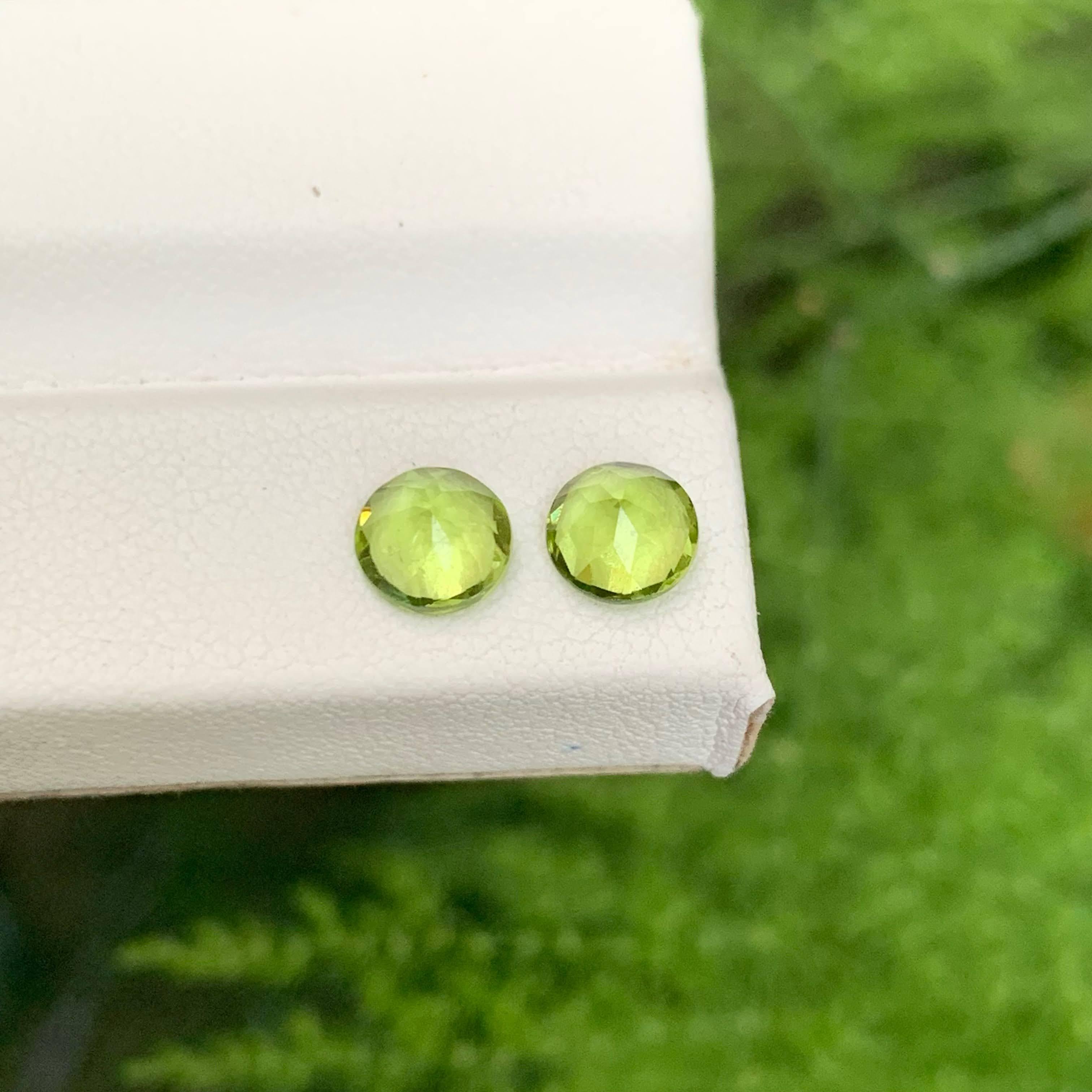 1.90 Carat Natural Loose Green Peridot Pair Round Cut Pakistani Gemstone (Paire de péridots verts en vrac et taillés en rond) Neuf - En vente à Bangkok, TH