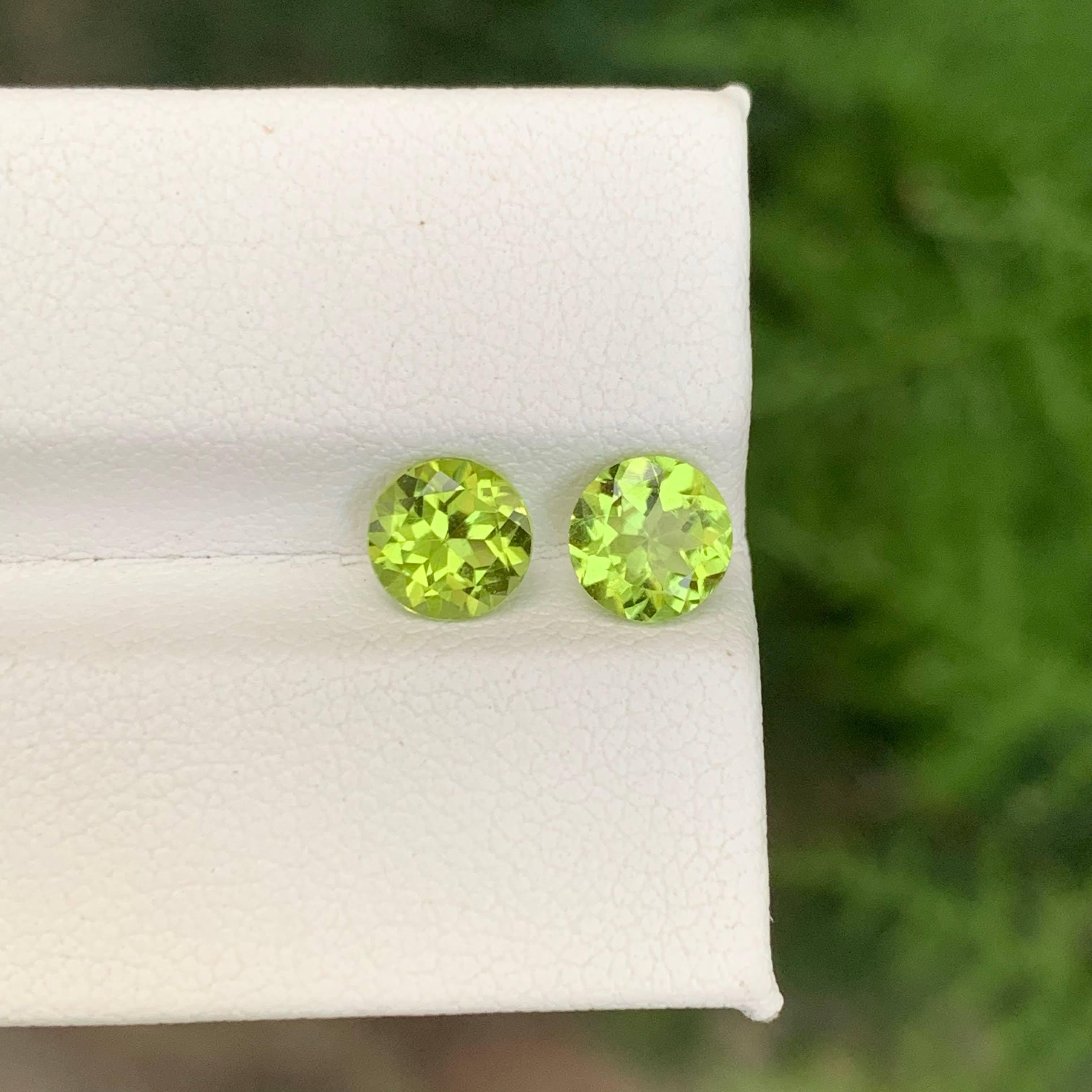 1.90 Carat Natural Loose Green Peridot Pair Round Cut Pakistani Gemstone (Paire de péridots verts en vrac et taillés en rond) Unisexe en vente