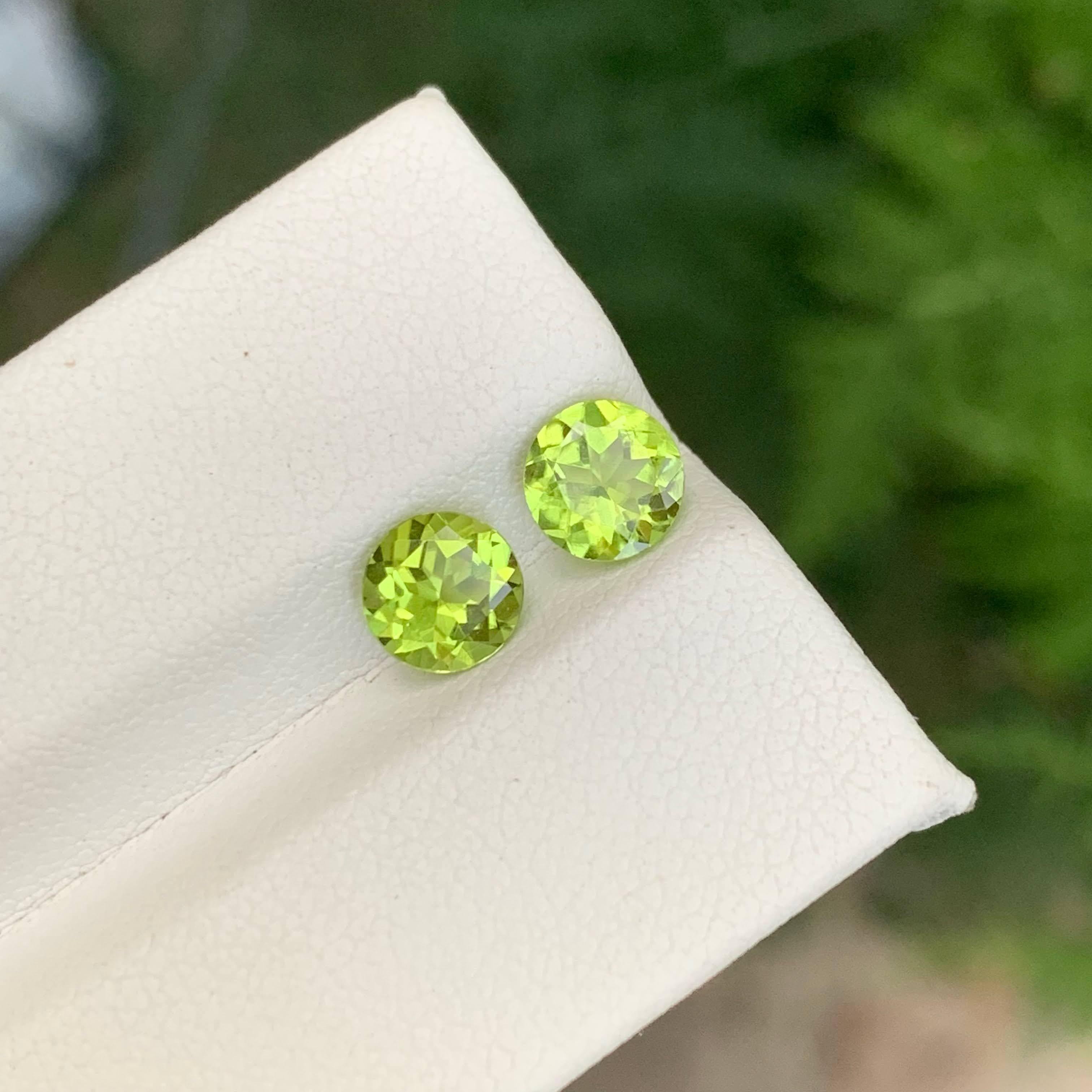 1.90 Carat Natural Loose Green Peridot Pair Round Cut Pakistani Gemstone (Paire de péridots verts en vrac et taillés en rond) en vente 1