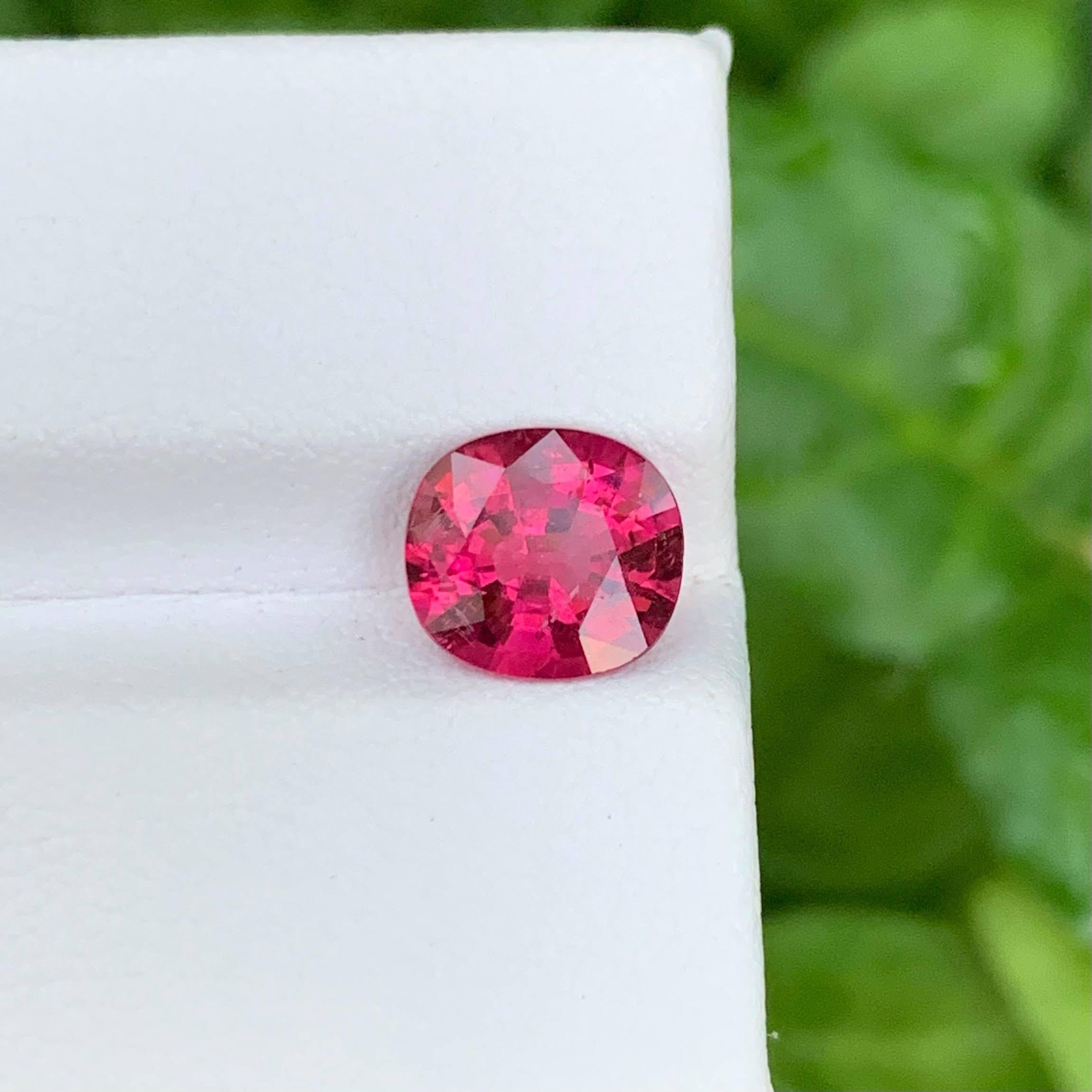 Peso 1,90 carati 
Dimensioni 8,5x7,8x4,8 mm
Trattamento Nessuno 
Origine afgana 
Chiarezza VVS  
Forma Taglio Ovale 




Questa pietra di tormalina rosa calda sfusa naturale da 1,90 carati ha un taglio ovale classico che esalta la brillantezza e
