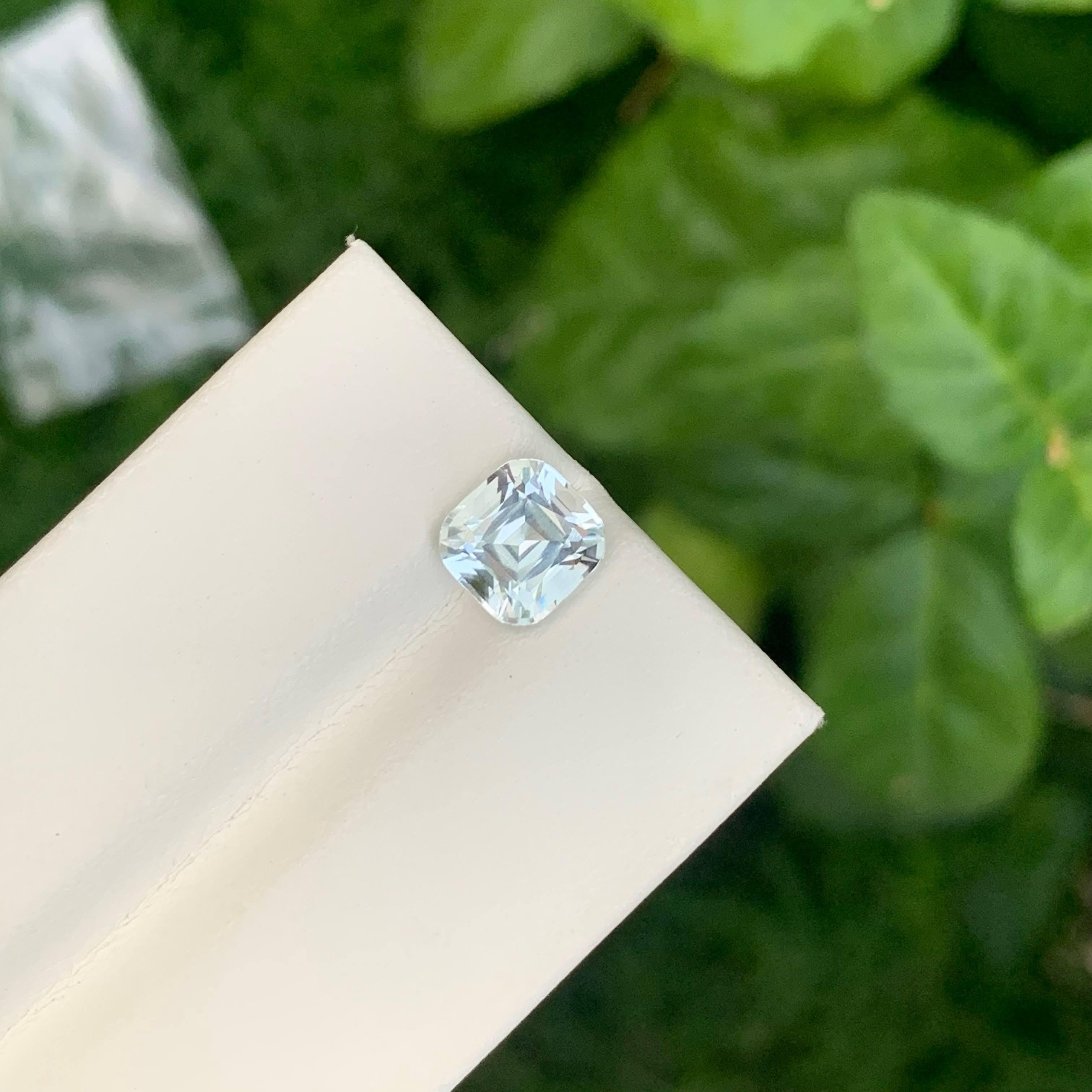 Moderno 1.90 carati di acquamarina azzurra naturale sfusa, taglio a cuscino, gemma pakistana in vendita