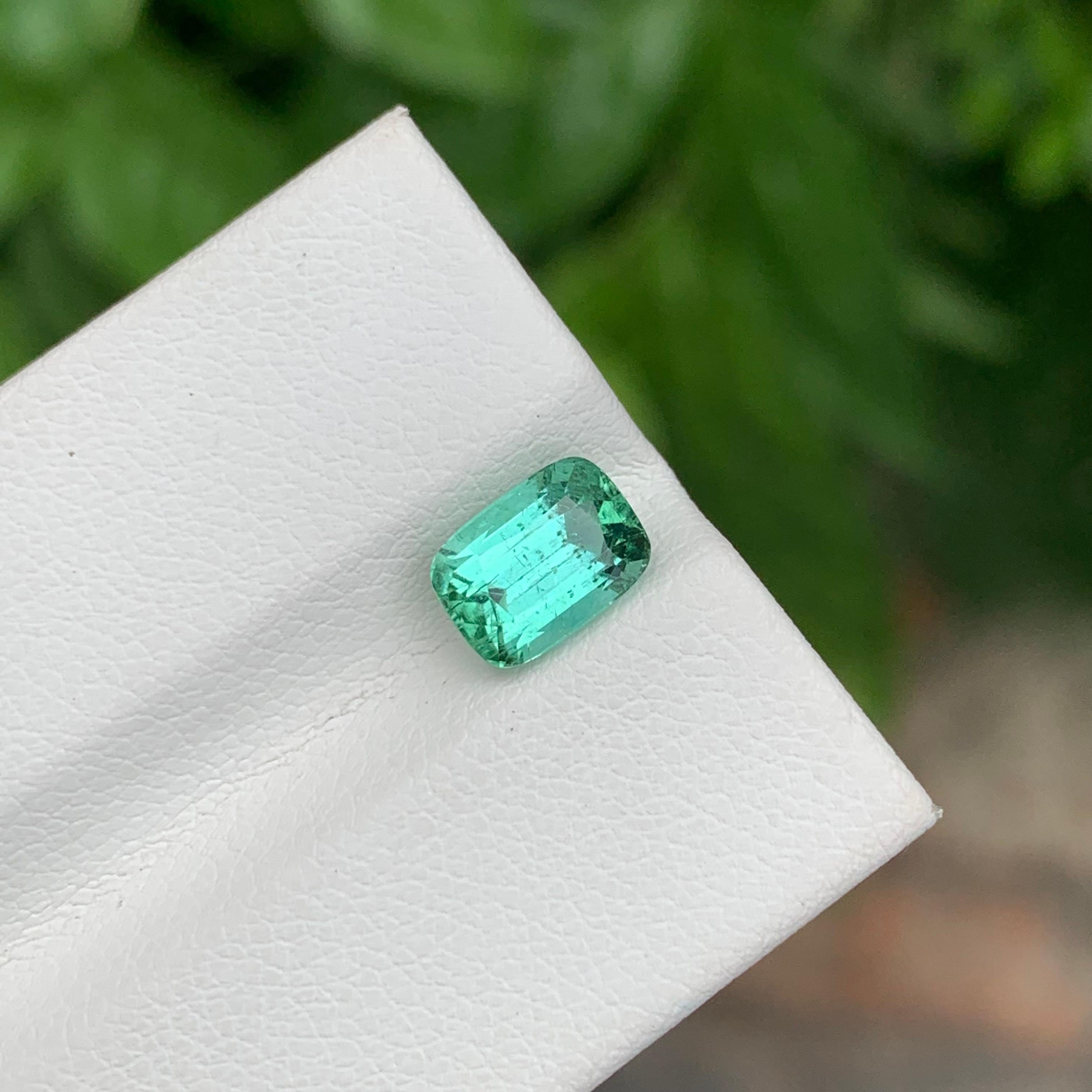 Arts and Crafts Tourmaline verte menthe naturelle non sertie de 1.90 carat en forme de coussin pour bijoux en vente