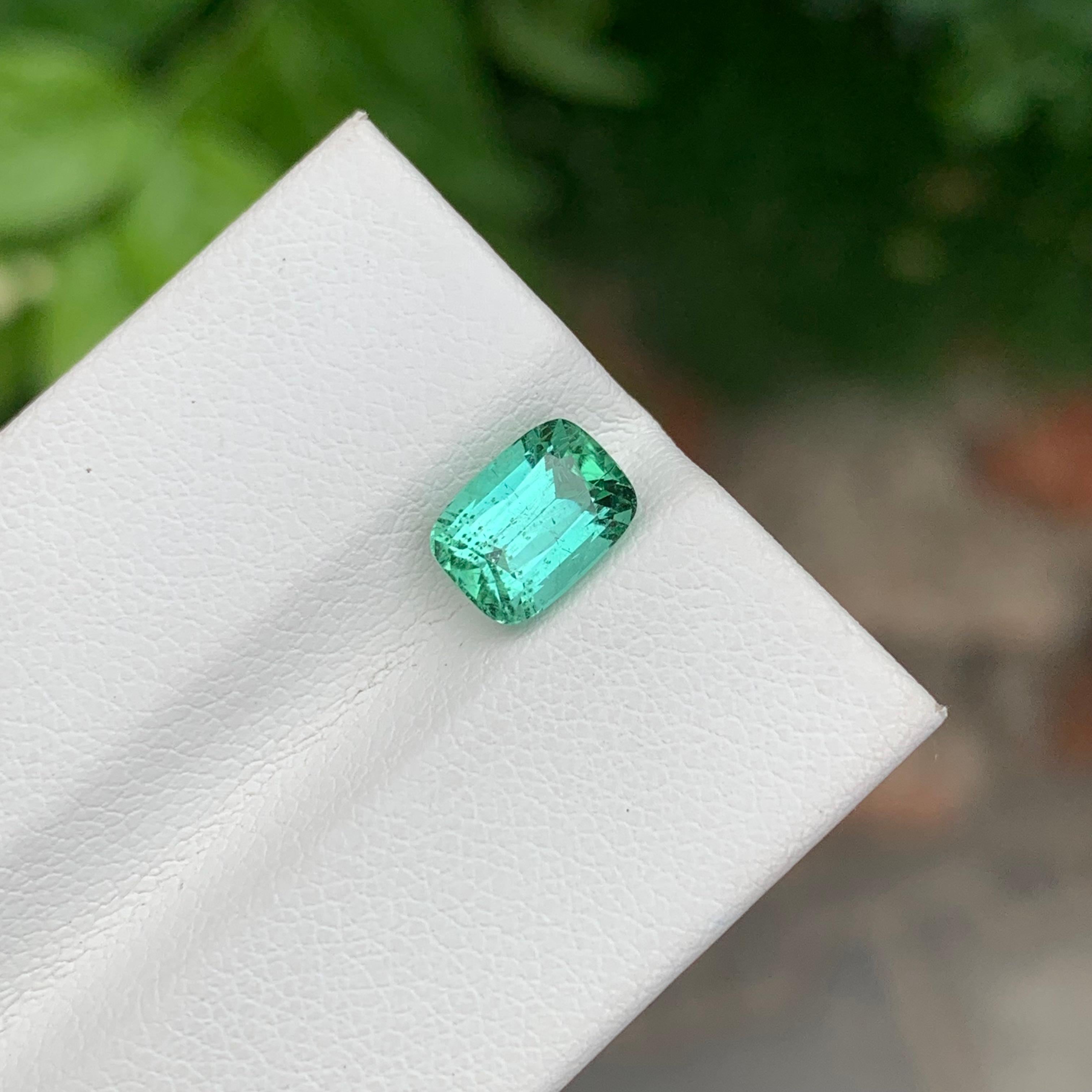 Taille coussin Tourmaline verte menthe naturelle non sertie de 1.90 carat en forme de coussin pour bijoux en vente