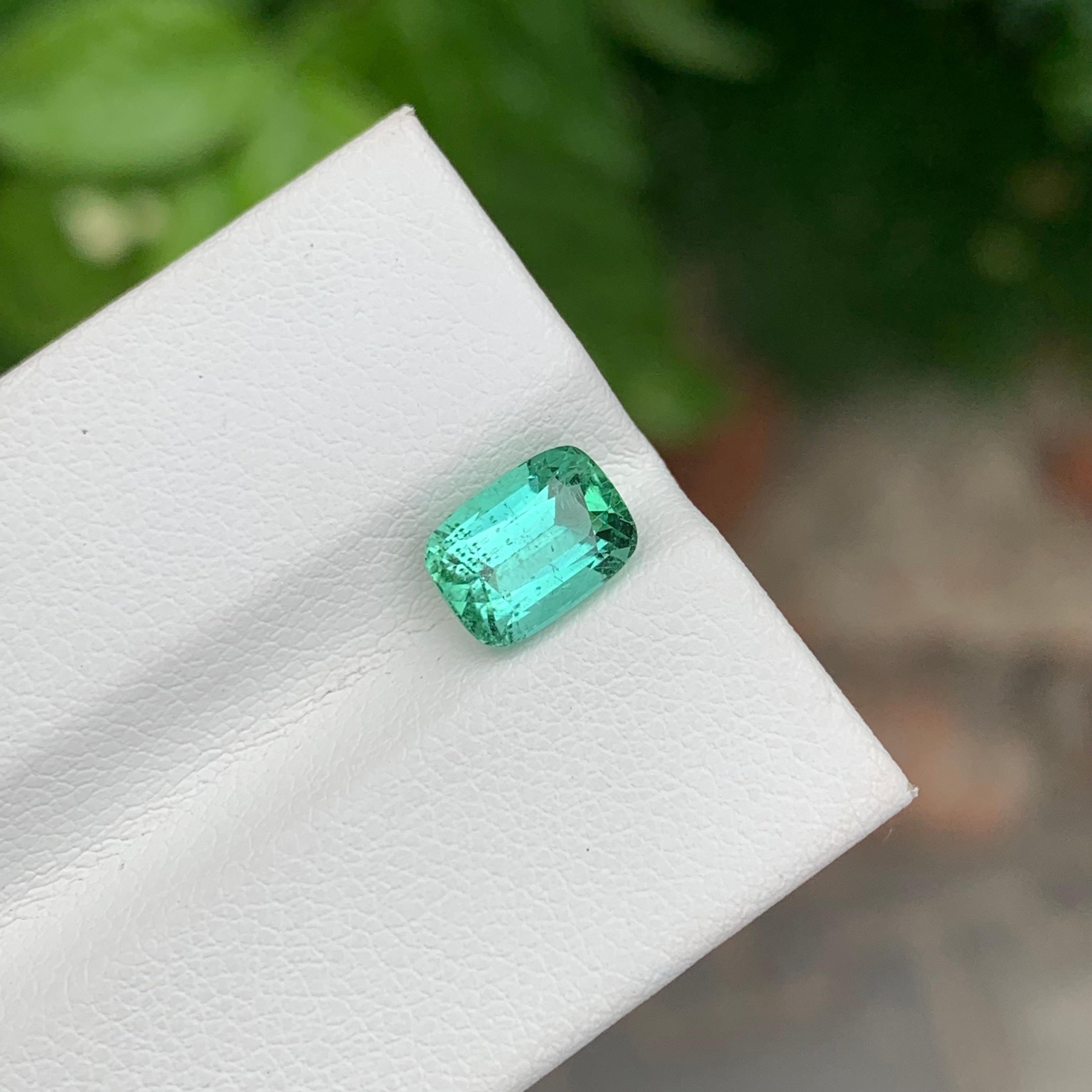 Tourmaline verte menthe naturelle non sertie de 1.90 carat en forme de coussin pour bijoux Neuf - En vente à Peshawar, PK
