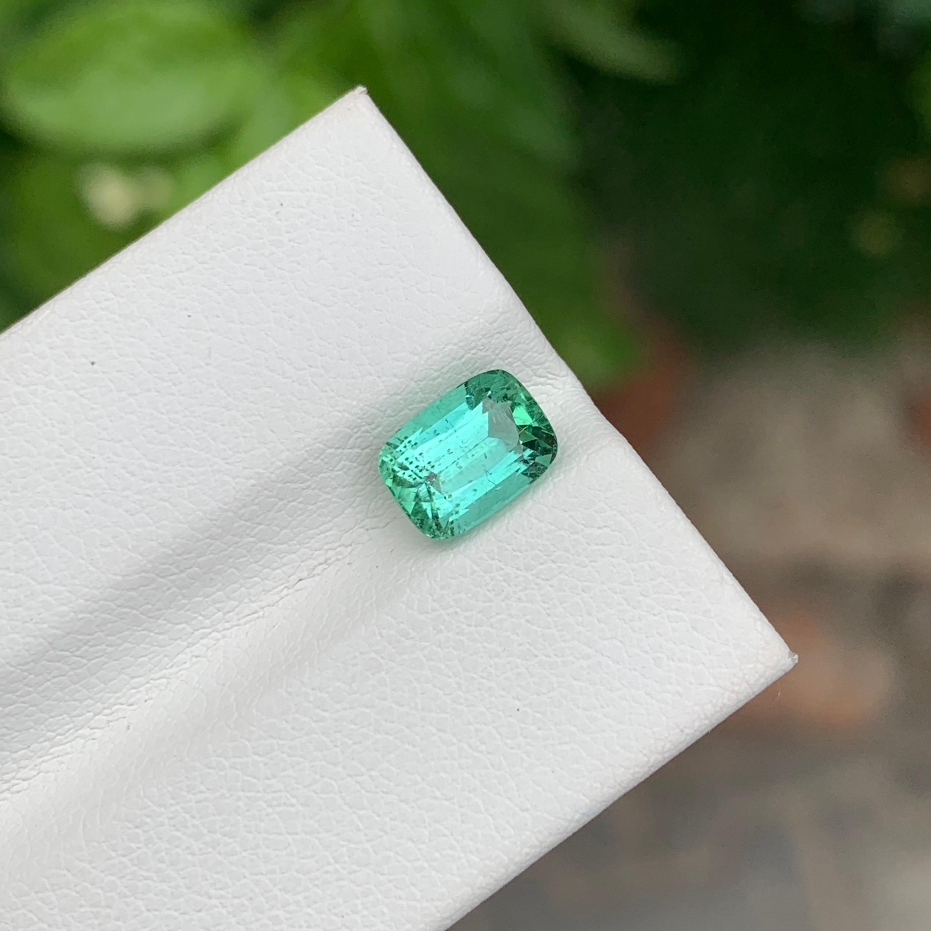 Tourmaline verte menthe naturelle non sertie de 1.90 carat en forme de coussin pour bijoux Unisexe en vente