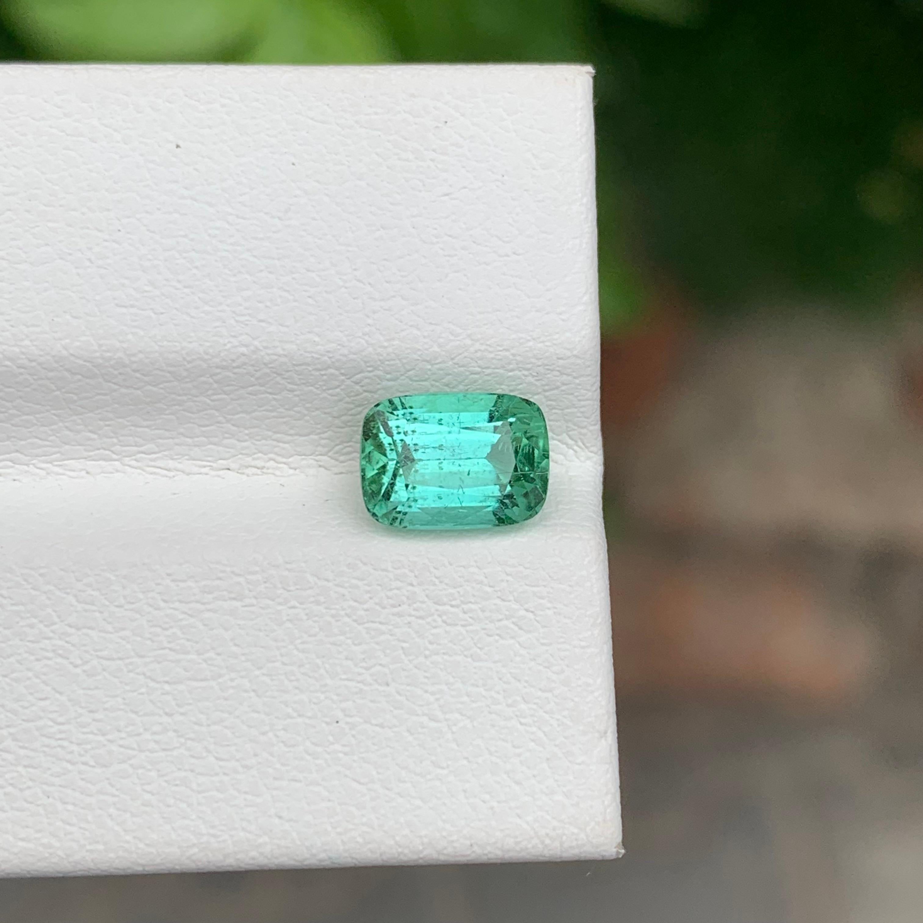 Tourmaline verte menthe naturelle non sertie de 1.90 carat en forme de coussin pour bijoux en vente 1