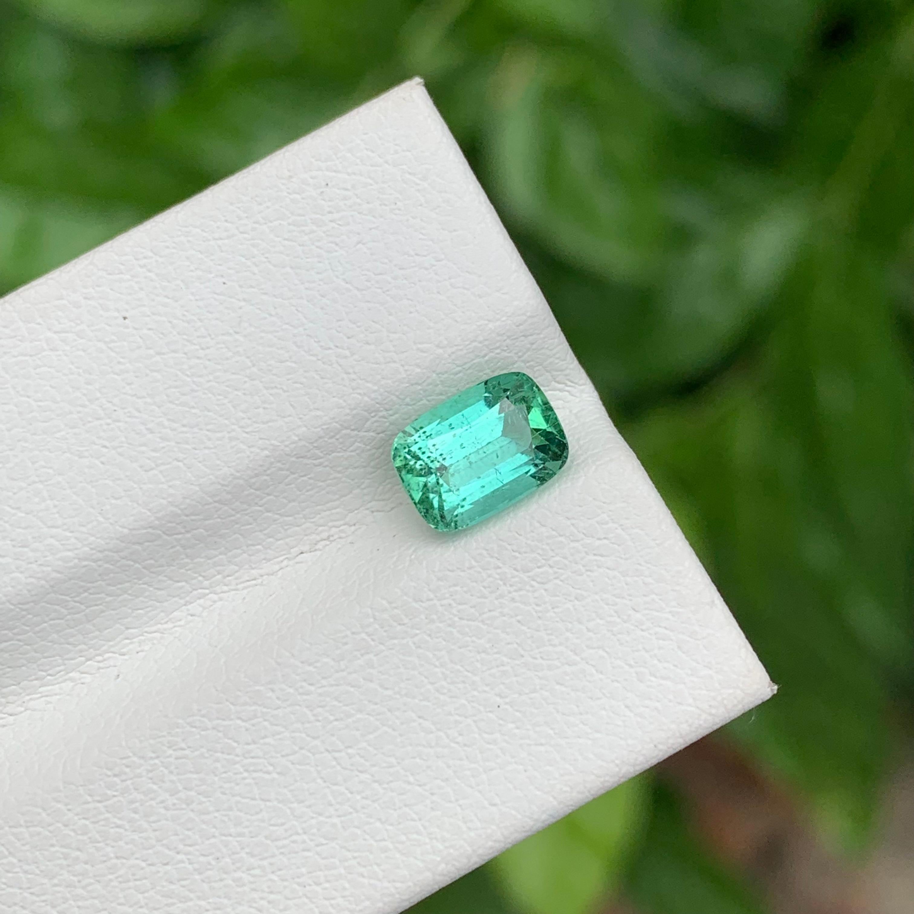 Tourmaline verte menthe naturelle non sertie de 1.90 carat en forme de coussin pour bijoux en vente 3