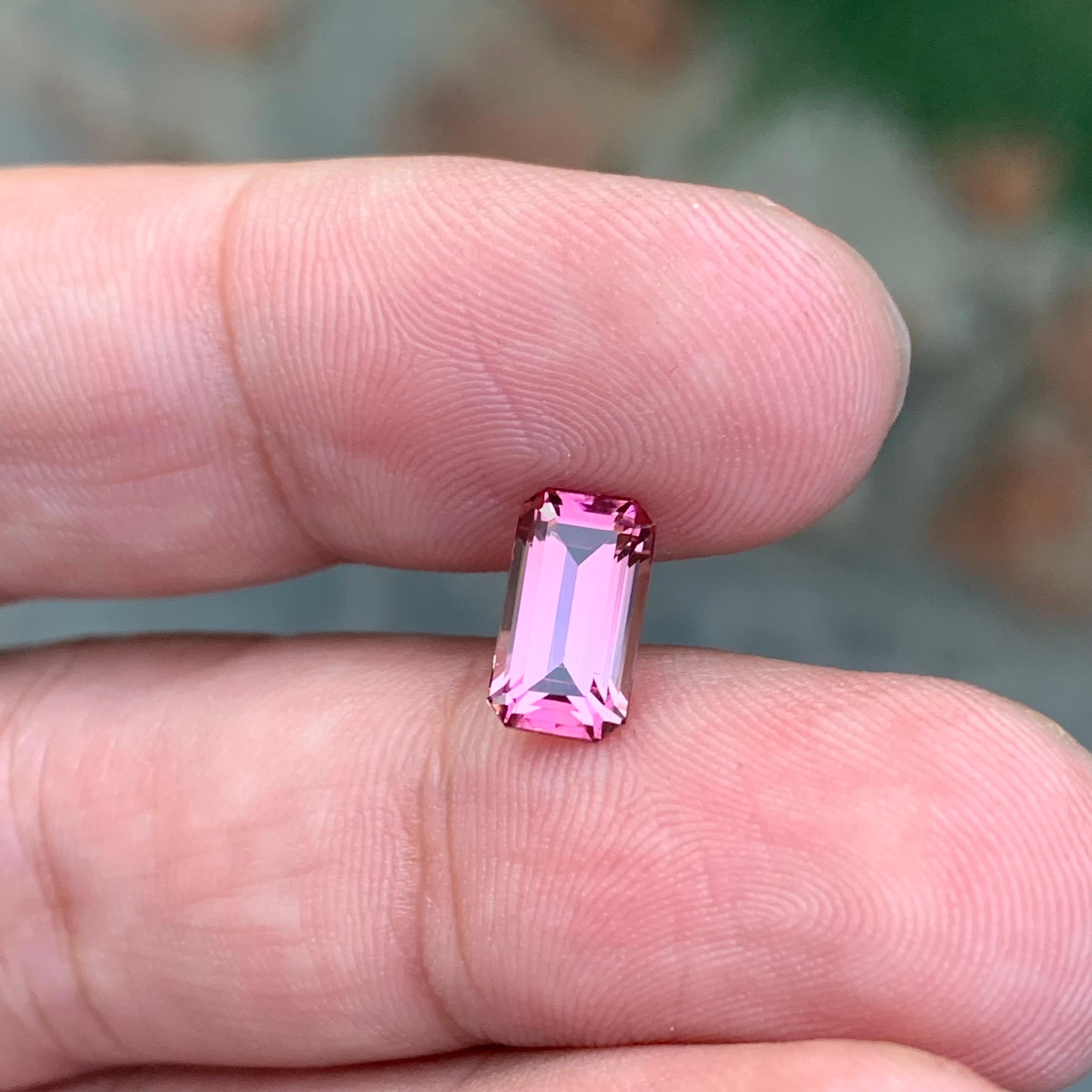 1.90 Carat Natural Loose Pink Tourmaline Emerald Shape Gem en vente 4