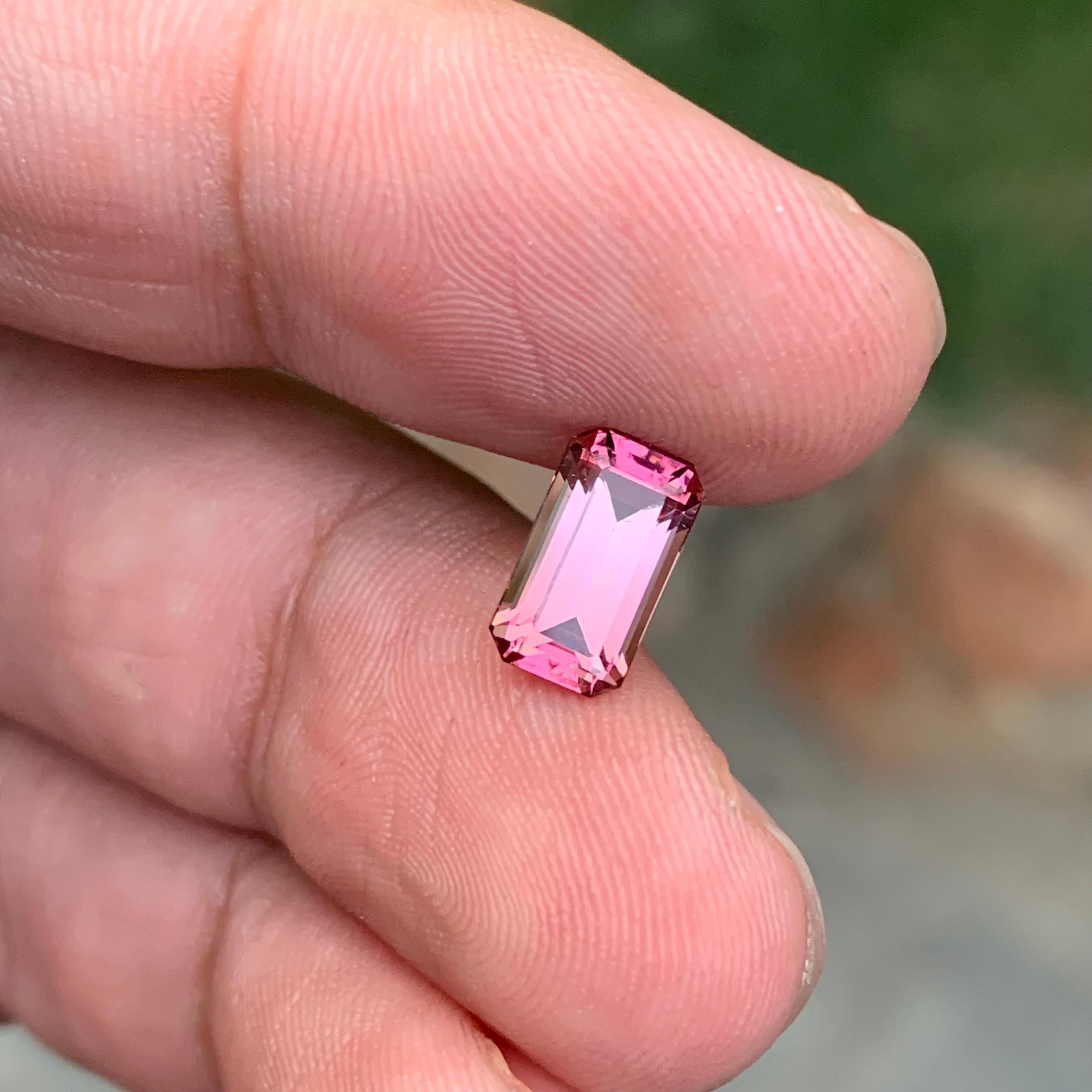 1.90 Carat Natural Loose Pink Tourmaline Emerald Shape Gem en vente 5