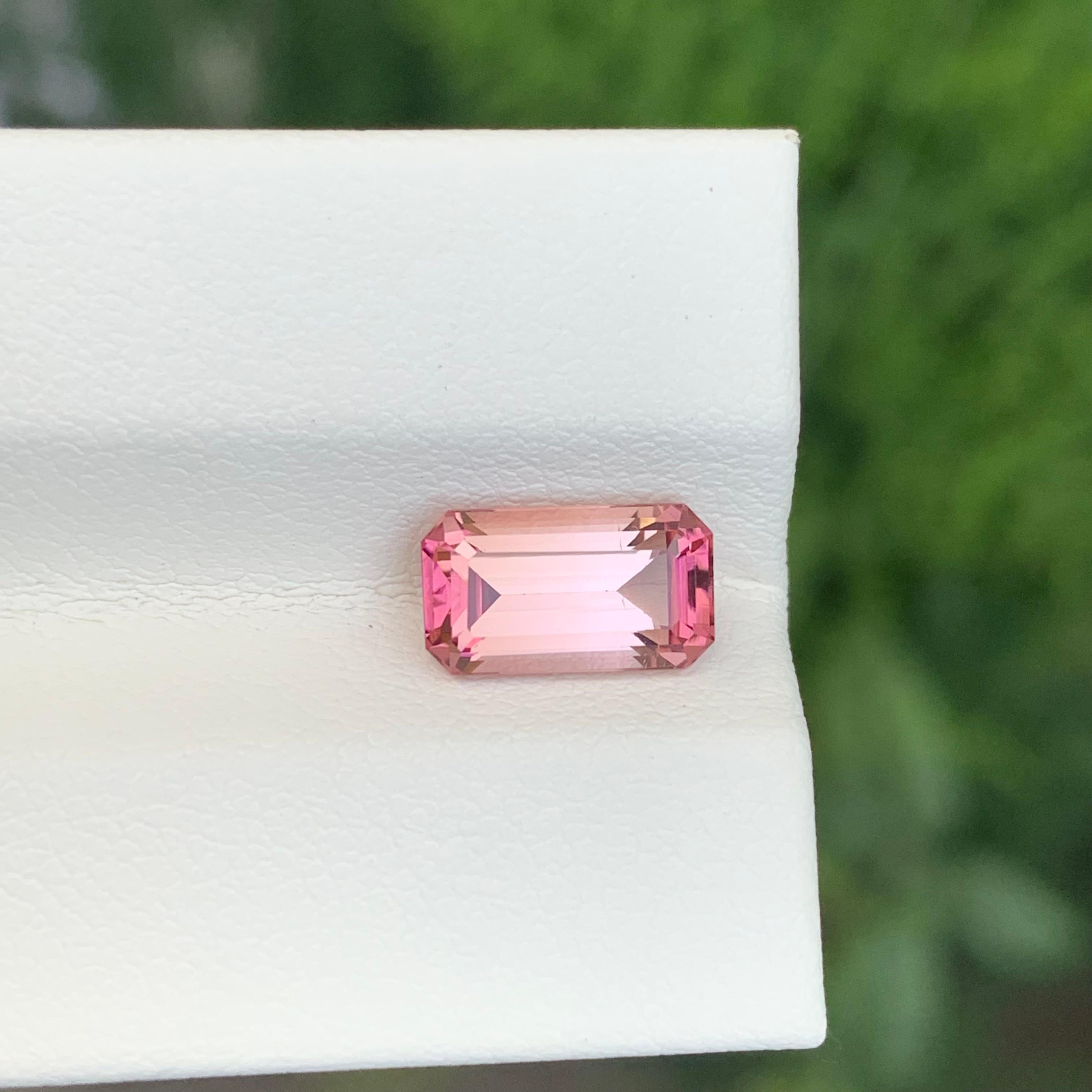 Tourmaline rose facettée

Poids : 1,90 carat
Dimension : 9,4 x 5,3 x 4,4 mm
Couleur : Rose
Traitement : Non
Certificat : Sur demande du client
Forme : Émeraude 


La tourmaline est une pierre précieuse captivante connue pour sa remarquable variété