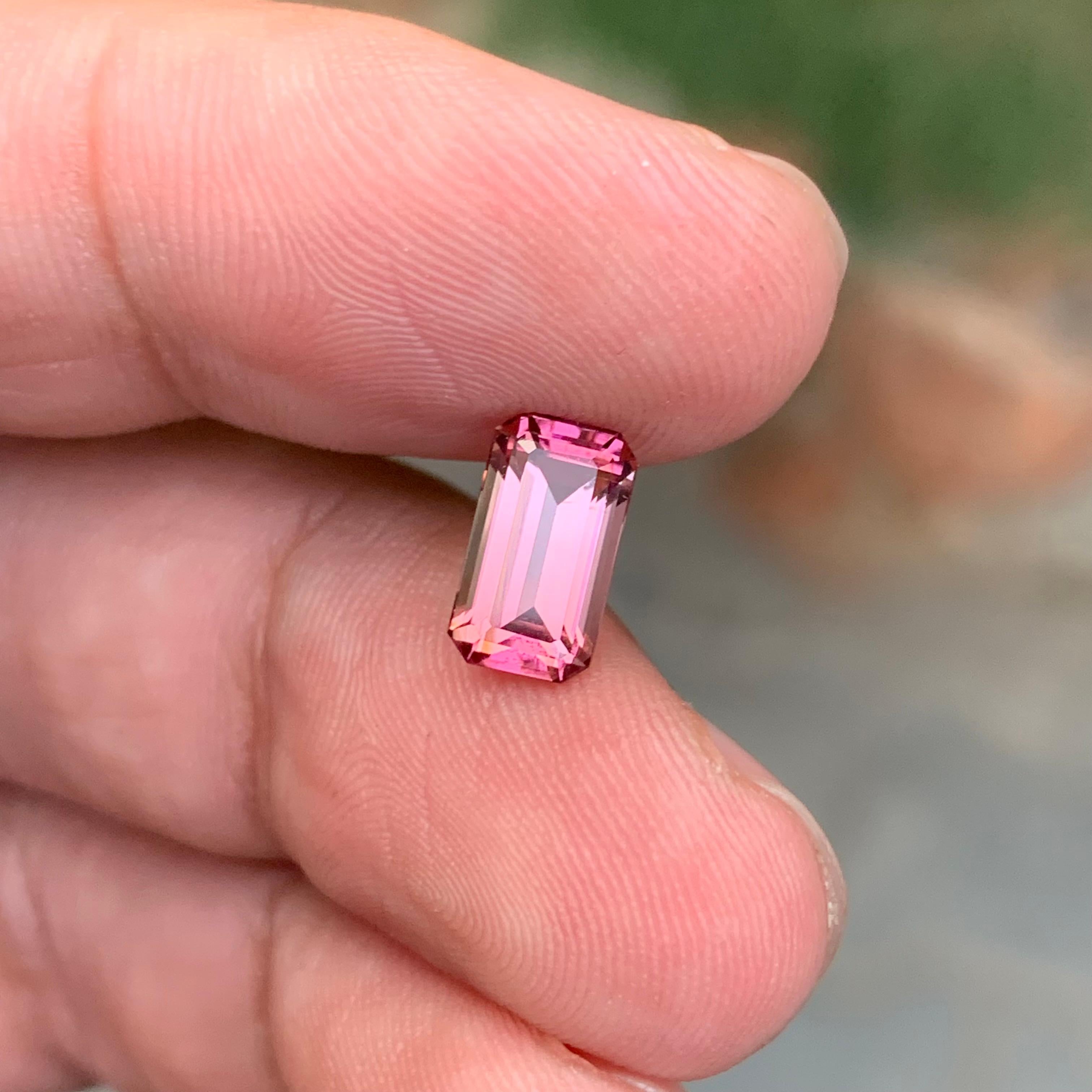 1.90 Carat Natural Loose Pink Tourmaline Emerald Shape Gem Neuf - En vente à Peshawar, PK