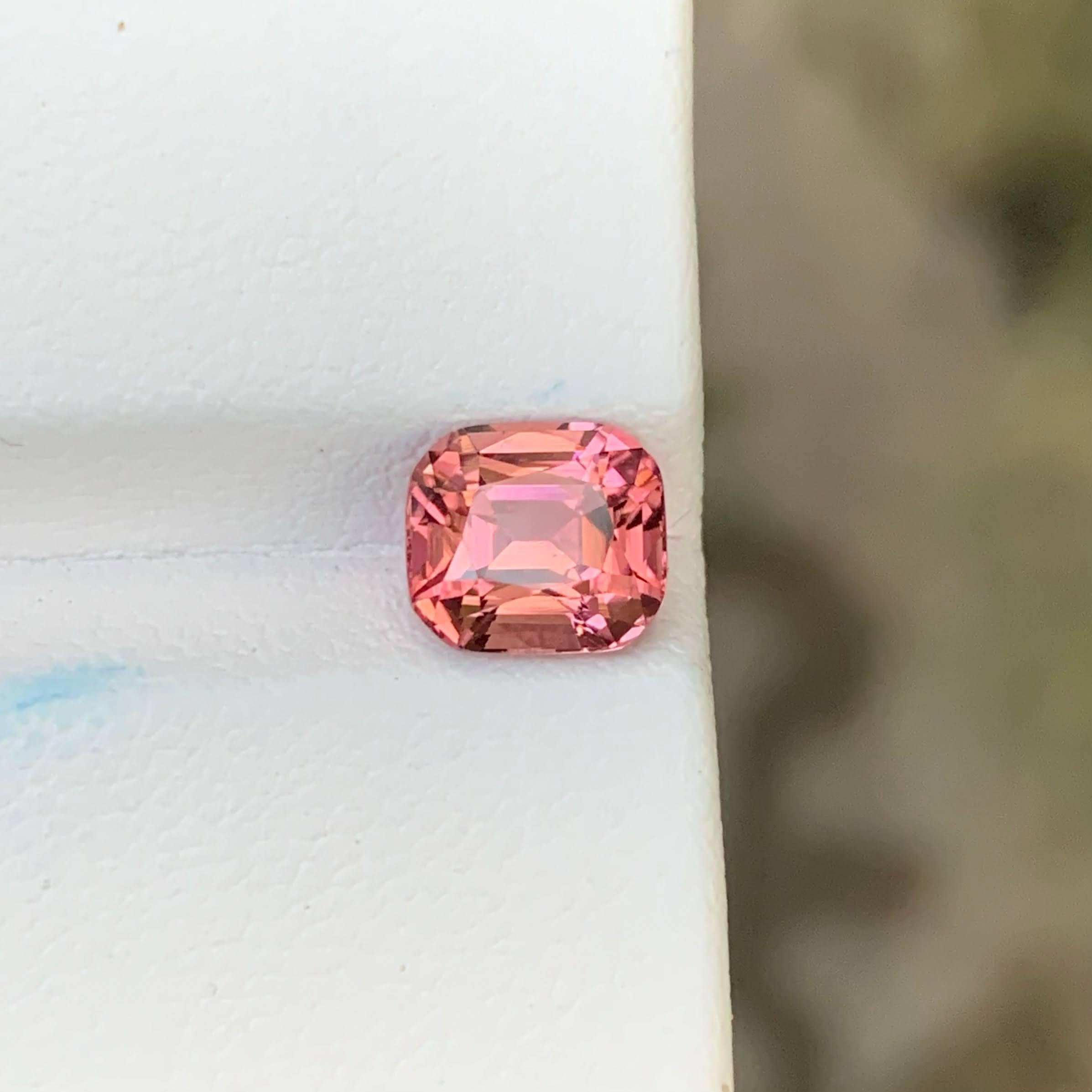 Peso 1,90 carati 
Dimensioni 7,6x6,7x5,2 mm
Trattamento Nessuno 
Origine afgana 
Pulizia degli occhi di chiarezza 
Forma taglio cuscino 




Questa tormalina rosa-pesca naturale da 1,90 carati, proveniente dall'Afghanistan, presenta una miscela