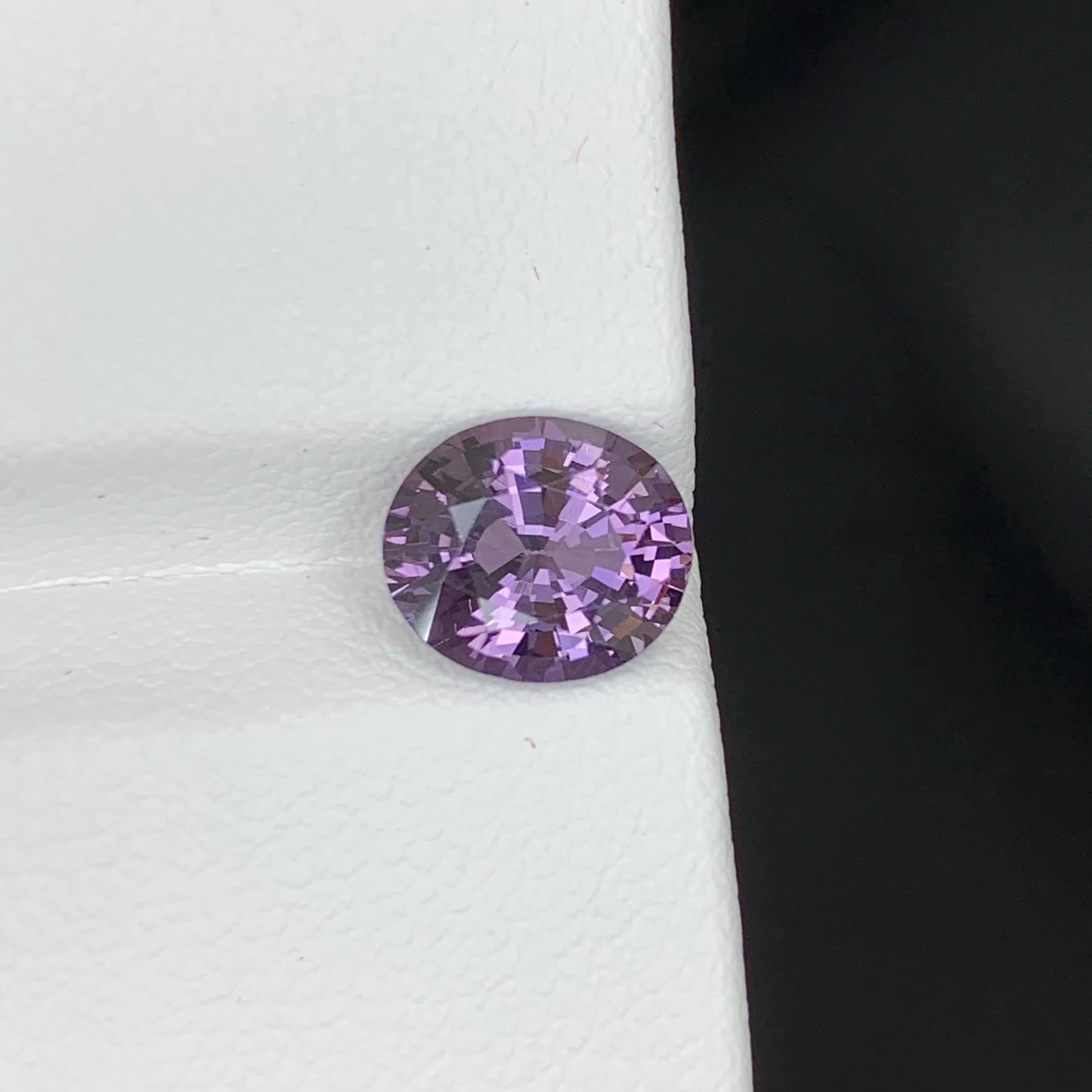 Peso 1,90 quilates 
Dimensiones 8,5x7,2x4,5 mm
Tratamiento Ninguno 
Origen Birmano 
Claridad Loup Clean 
Forma Corte Oval 




Esta Espinela Natural Morada Suelta de 1,90 Quilates muestra una fascinante mezcla de tonos violeta y morado rosáceo, que