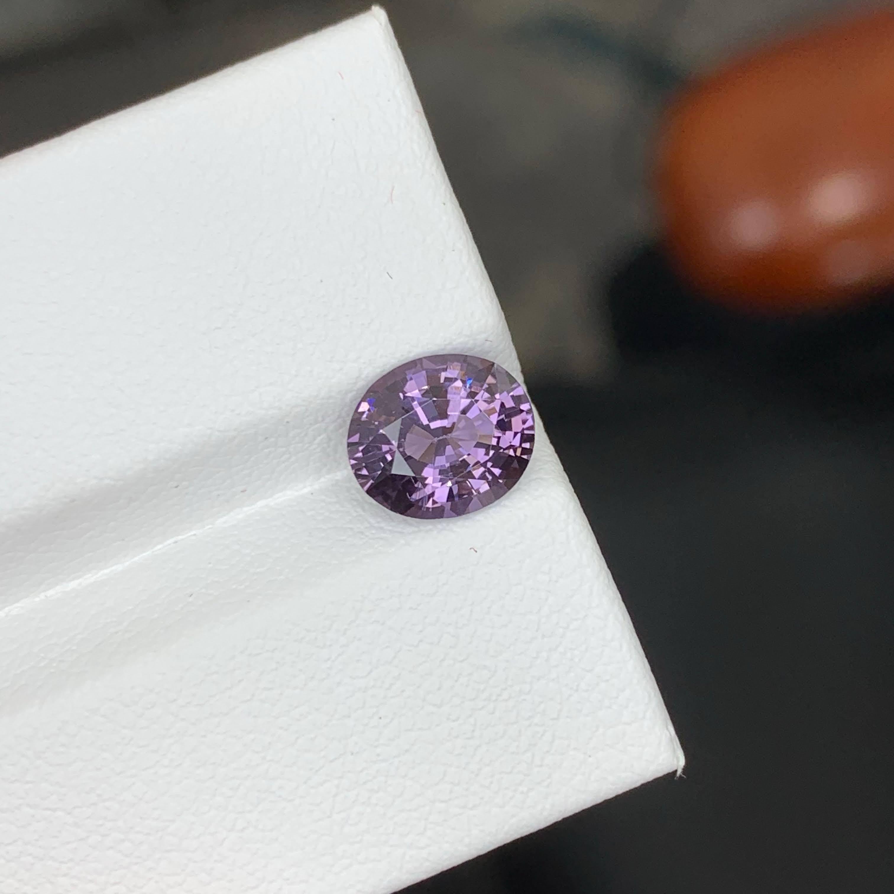 1,90 quilates de piedra natural suelta de espinela birmana de color violáceo talla cojín Moderno en venta