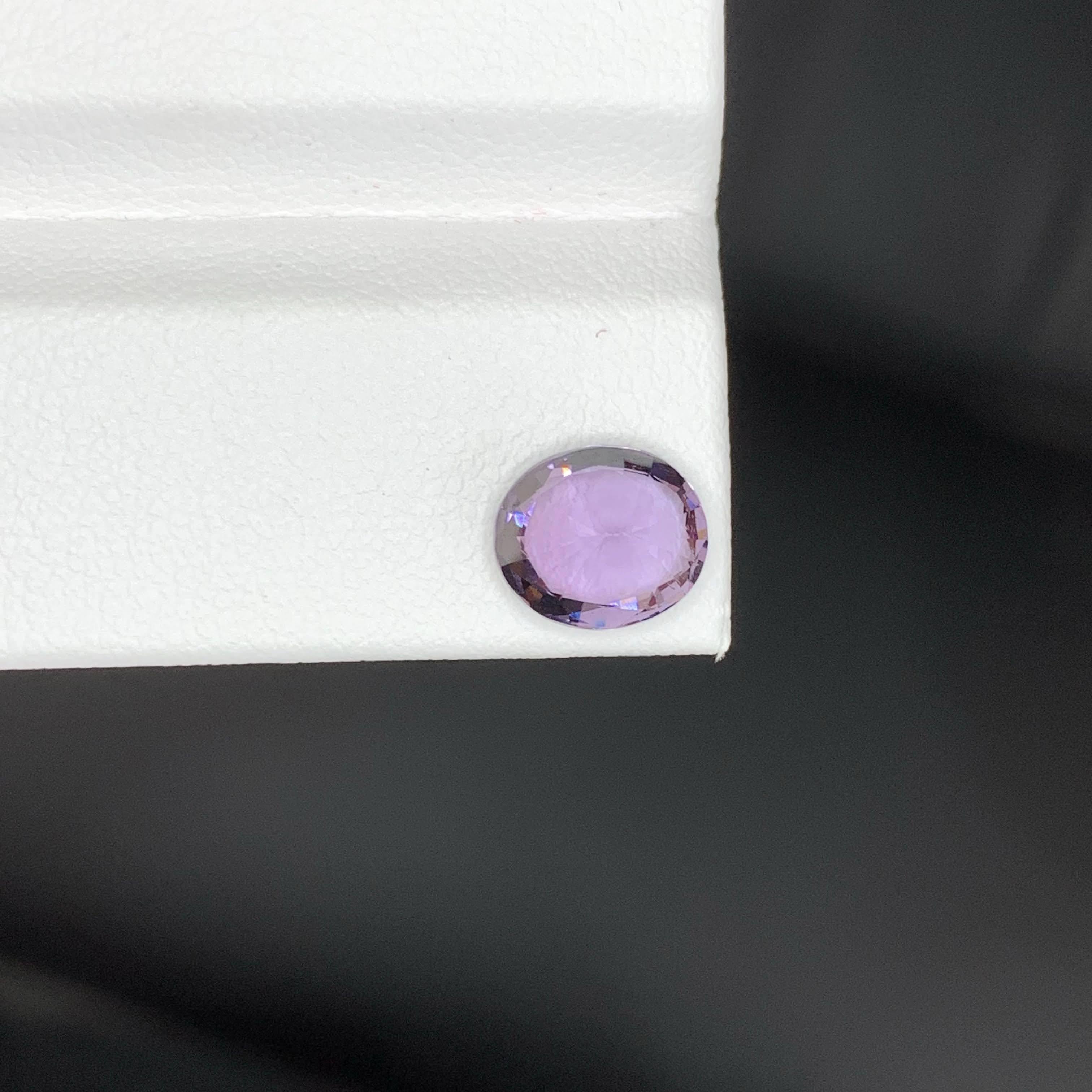 Femenino o masculino 1,90 quilates de piedra natural suelta de espinela birmana de color violáceo talla cojín en venta