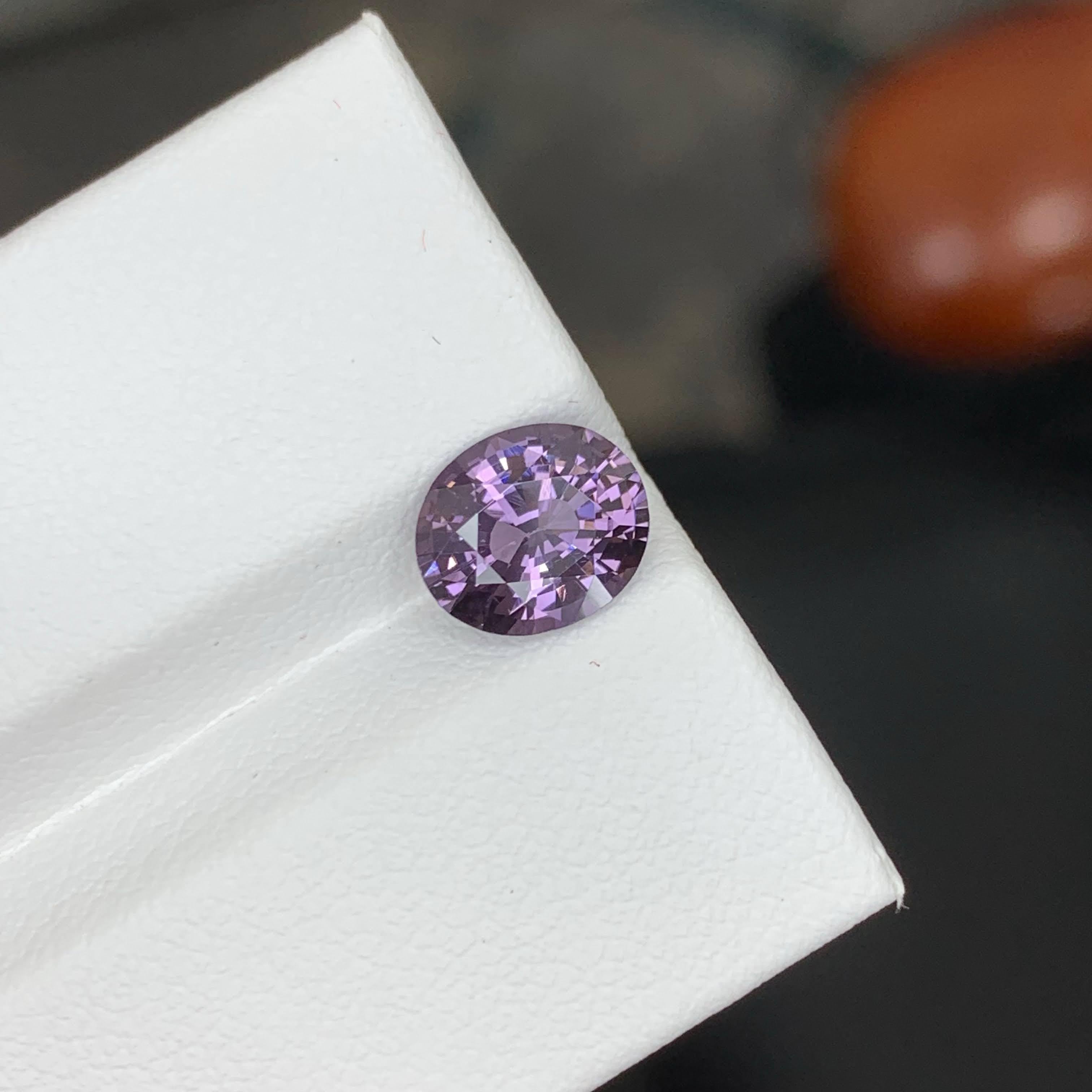 1,90 quilates de piedra natural suelta de espinela birmana de color violáceo talla cojín en venta 2