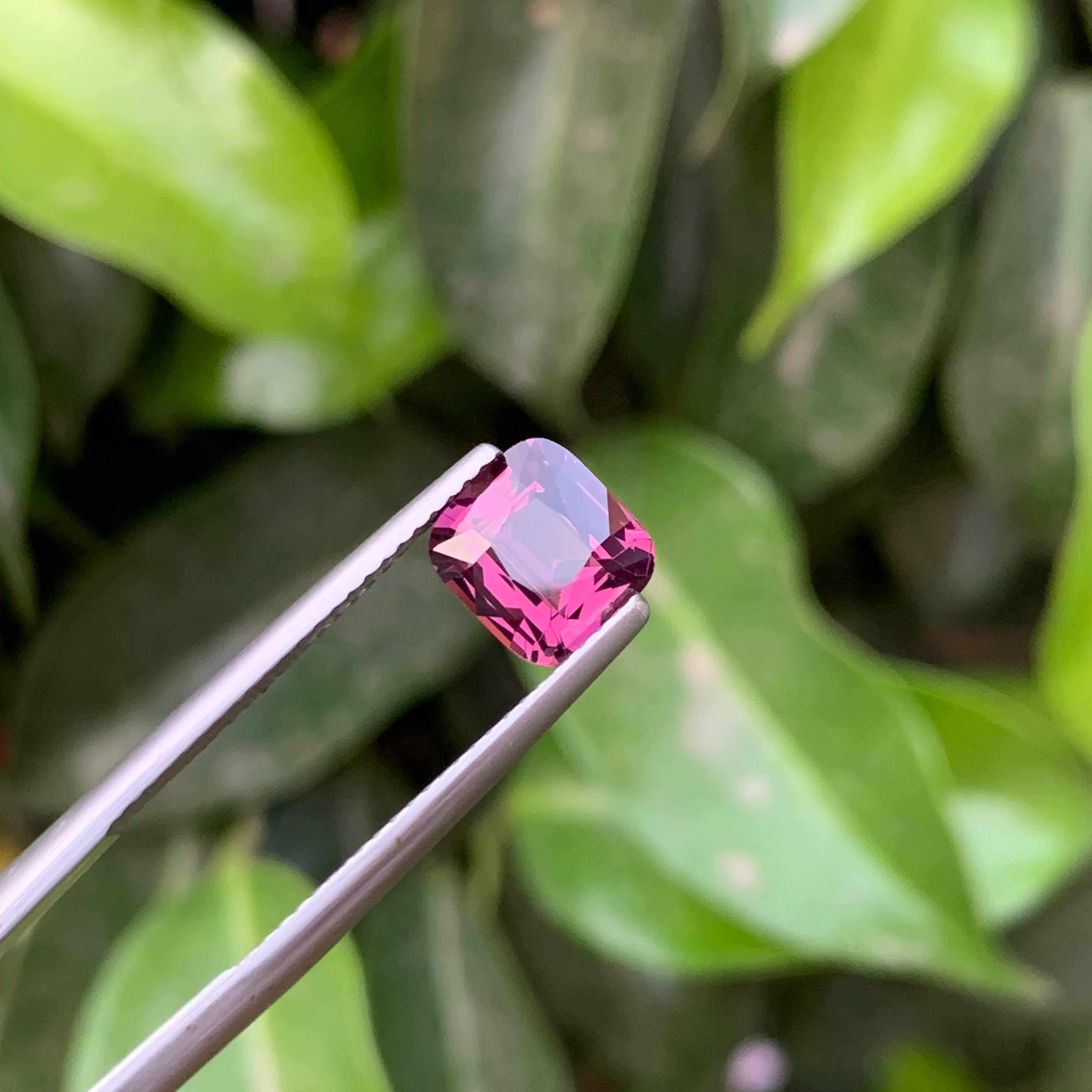 1,90 Carati di Spinello rosa violaceo sciolto naturale con taglio a cuscino Gemma della Tanzania in vendita 4