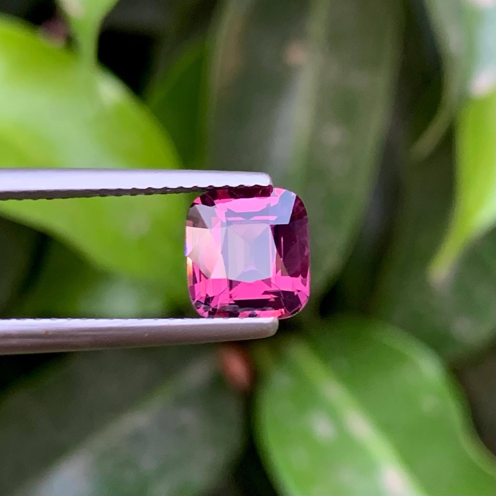 Peso 1,90 carati 
Dimensioni 7,5x6,9x4,3 mm
Trattamento Nessuno 
Origine Tanzania 
Chiarezza VVS 
Forma taglio cuscino 





Questo spinello rosa violaceo sciolto naturale da 1,90 carati presenta una vibrante miscela di toni viola e rosa, che lo