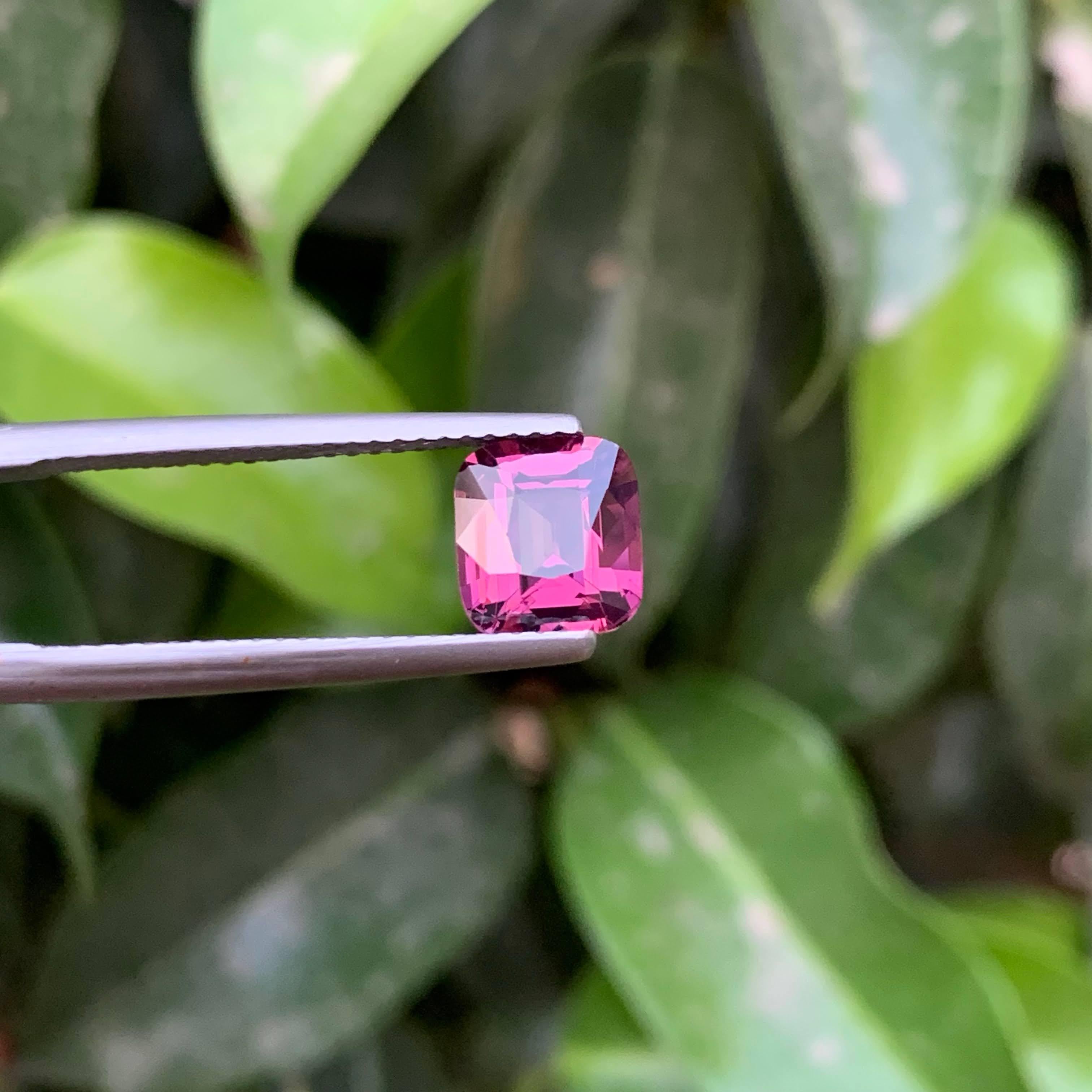 Moderno 1,90 Carati di Spinello rosa violaceo sciolto naturale con taglio a cuscino Gemma della Tanzania in vendita