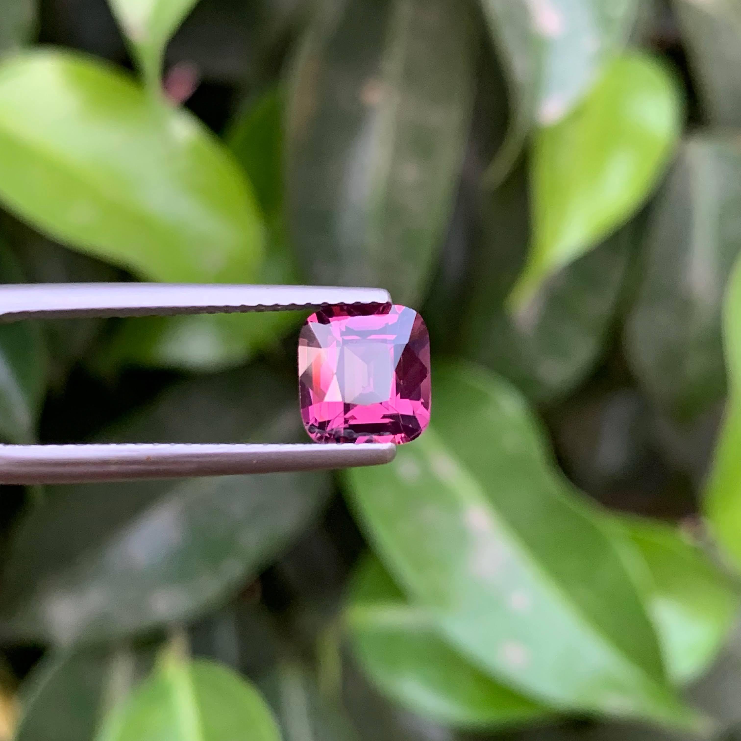 Taglio cuscino 1,90 Carati di Spinello rosa violaceo sciolto naturale con taglio a cuscino Gemma della Tanzania in vendita