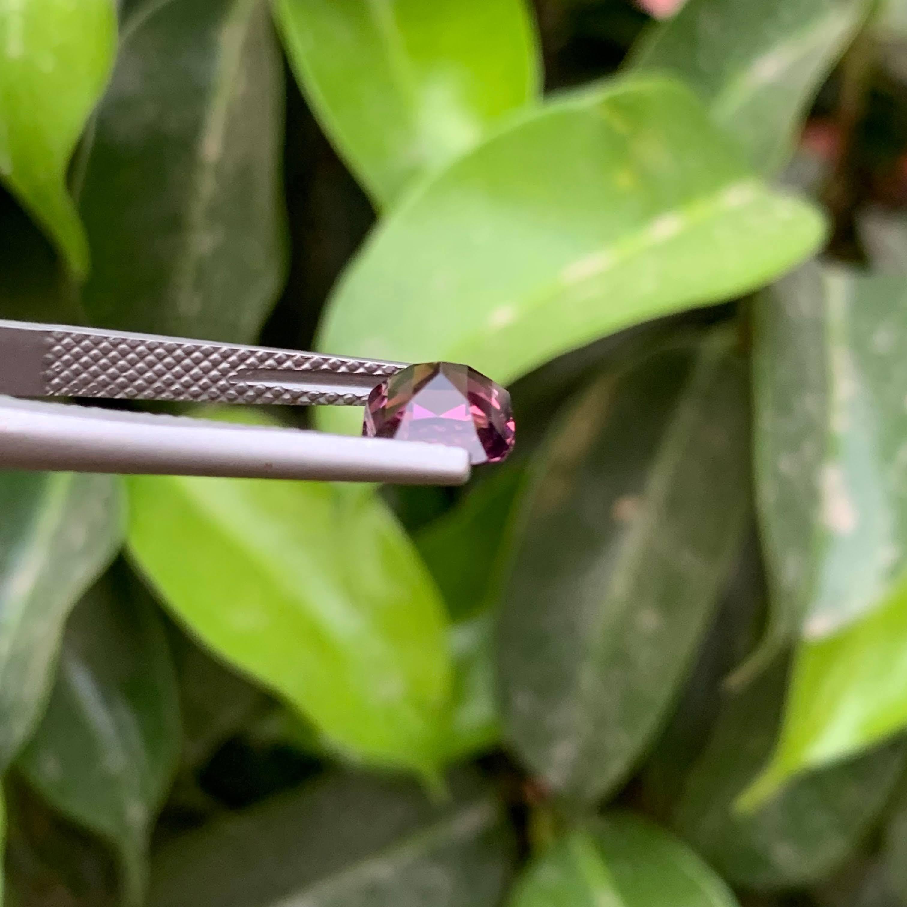 da uomo o donna 1,90 Carati di Spinello rosa violaceo sciolto naturale con taglio a cuscino Gemma della Tanzania in vendita