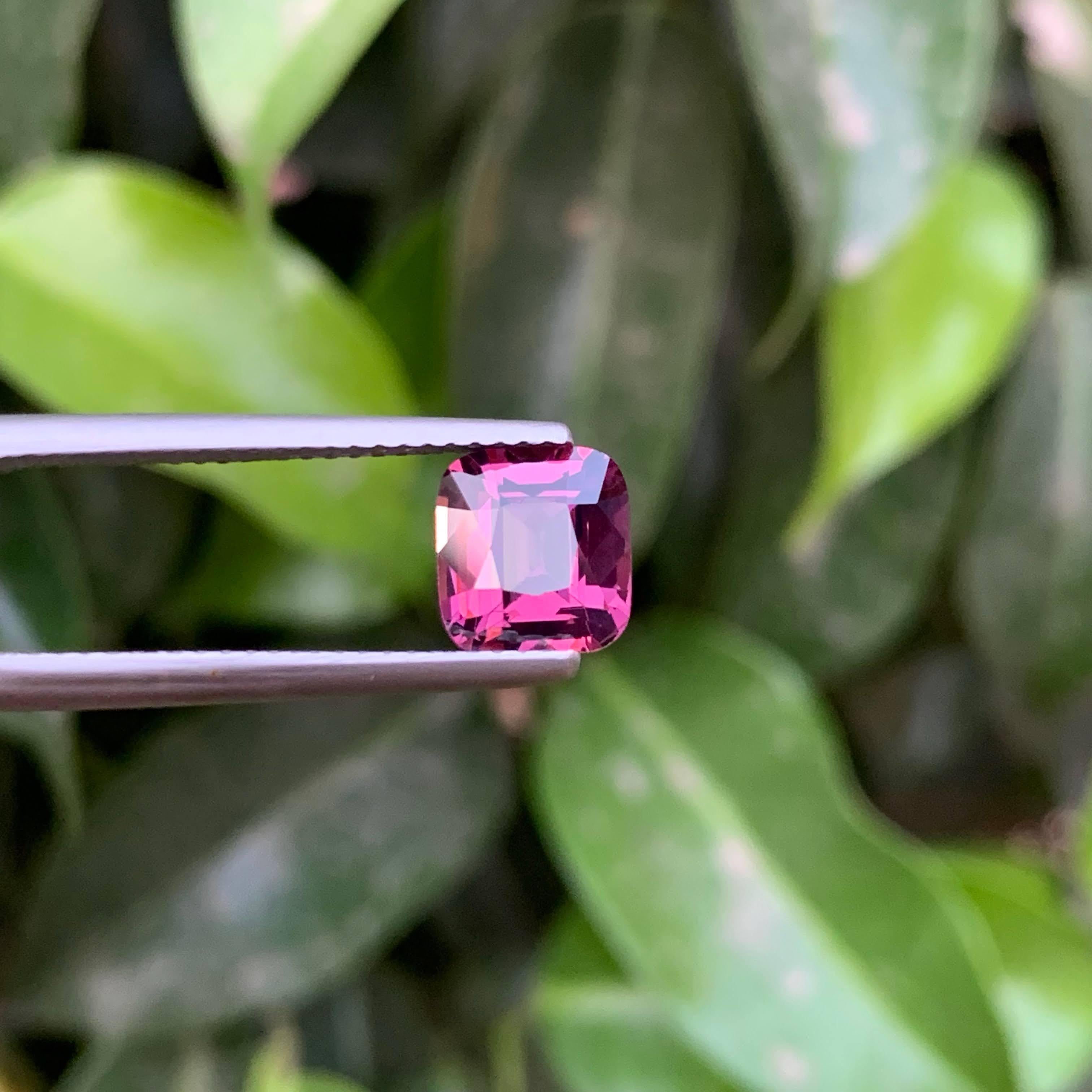 1,90 Carati di Spinello rosa violaceo sciolto naturale con taglio a cuscino Gemma della Tanzania in vendita 1
