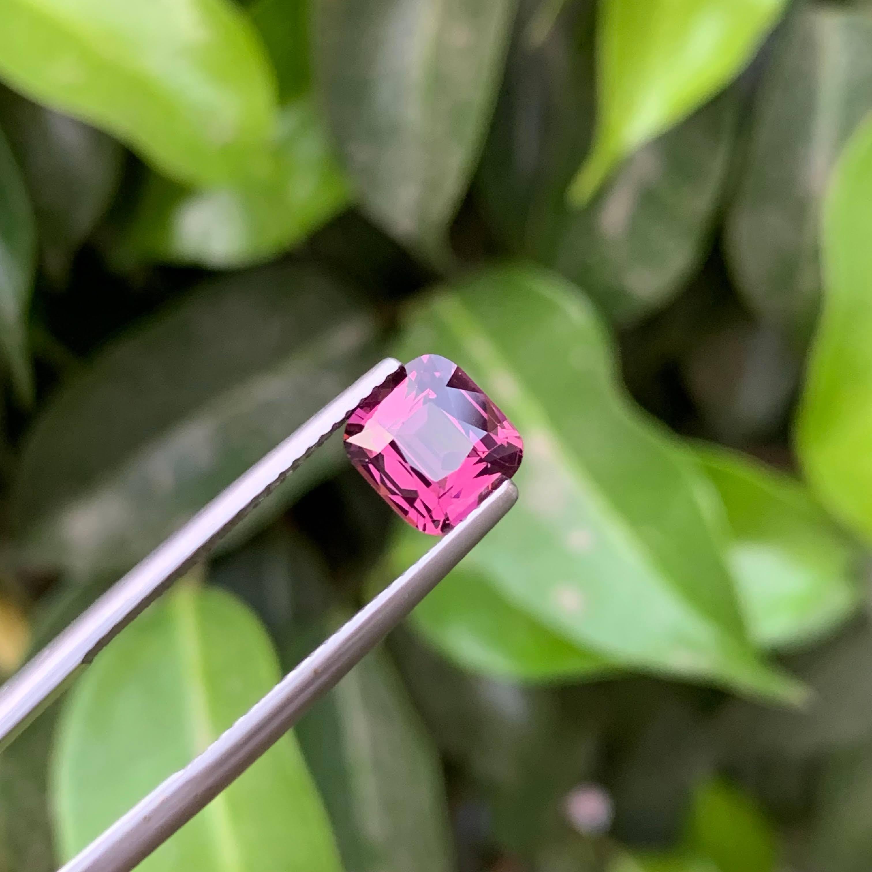 1,90 Carati di Spinello rosa violaceo sciolto naturale con taglio a cuscino Gemma della Tanzania in vendita 2