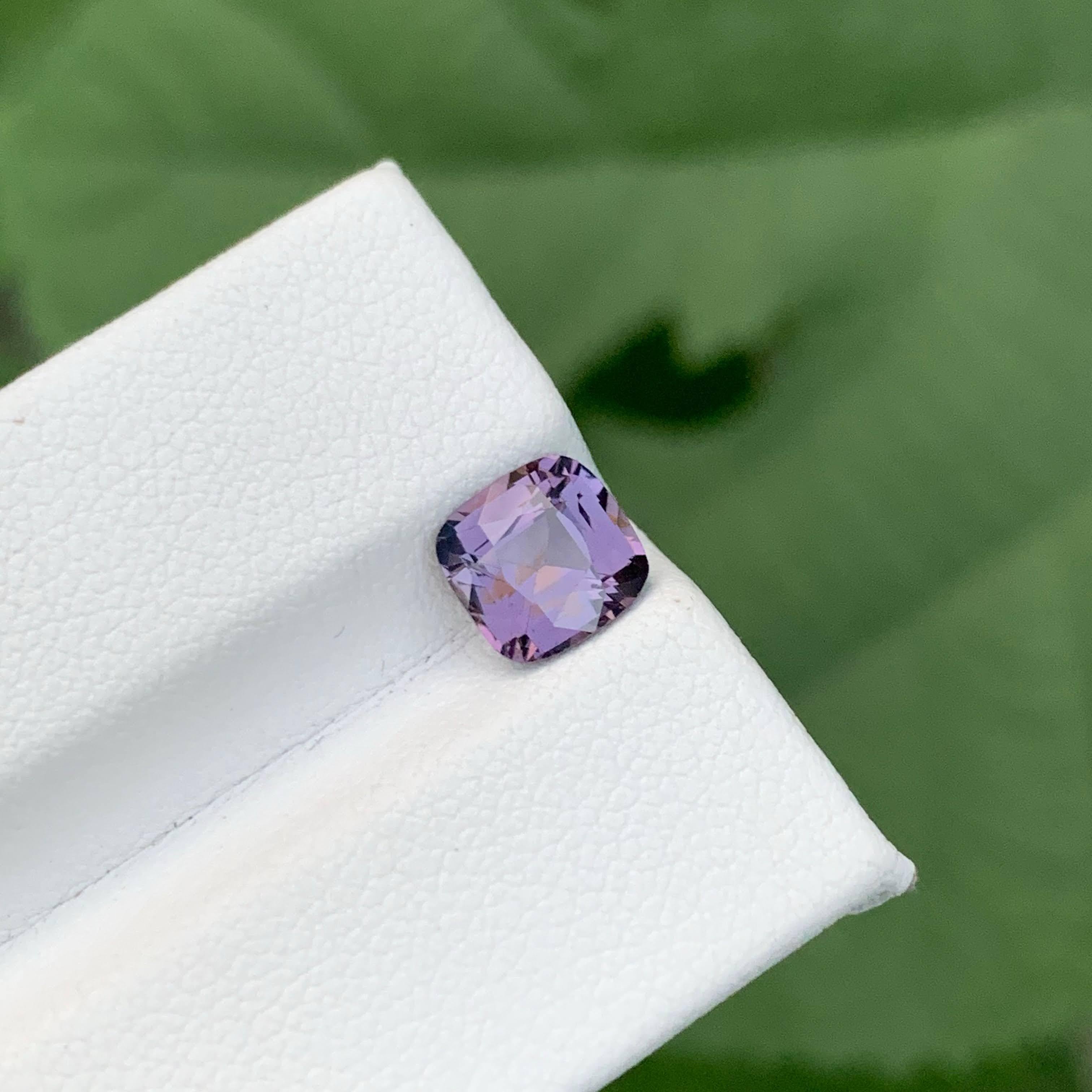 da uomo o donna 1,90 carati di Spinello violaceo naturale sciolto, taglio a cuscino, gemma della Tanzania in vendita