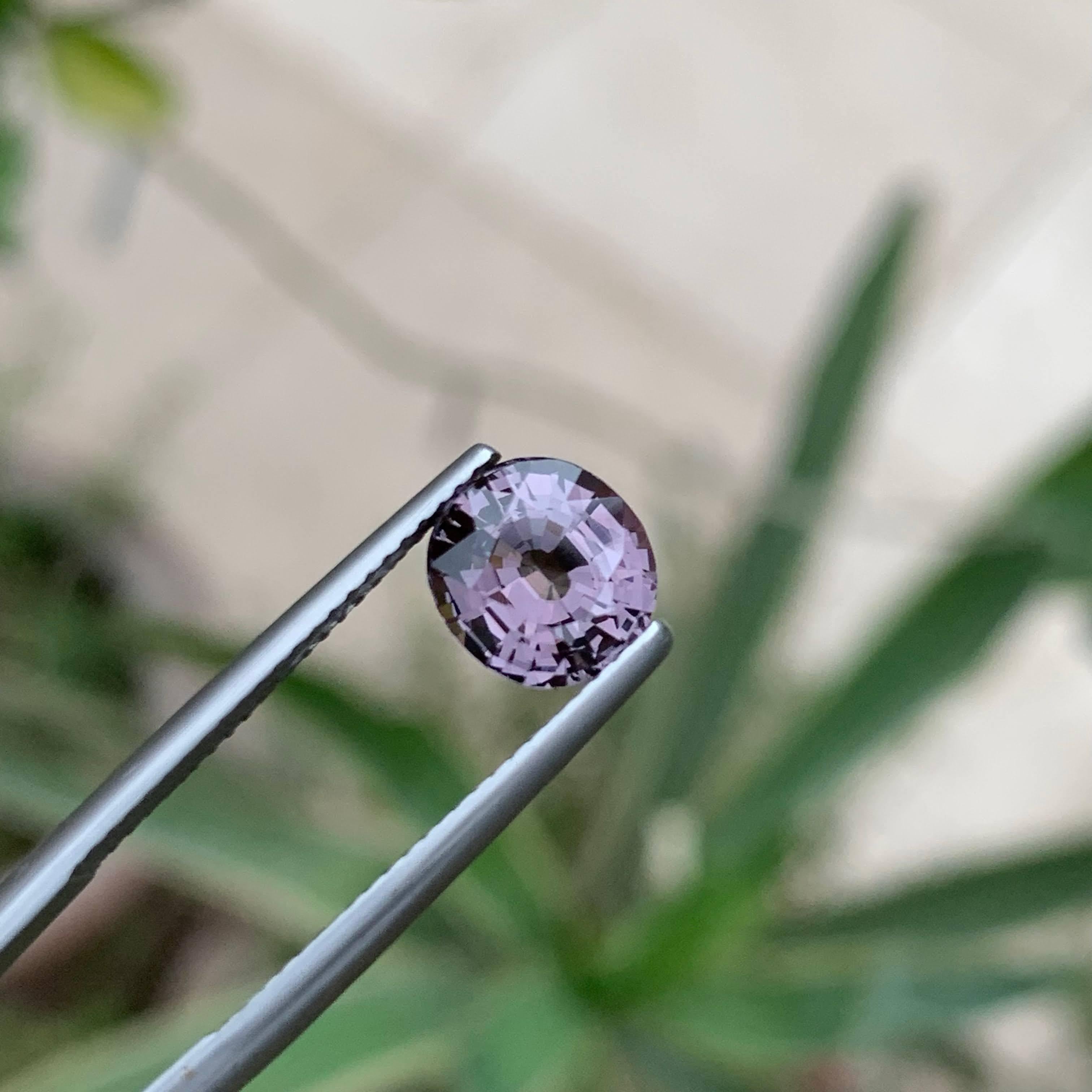 Moderno 1,90 carati di pietra naturale di spinello violaceo sciolto, taglio ovale, gemma birmana in vendita