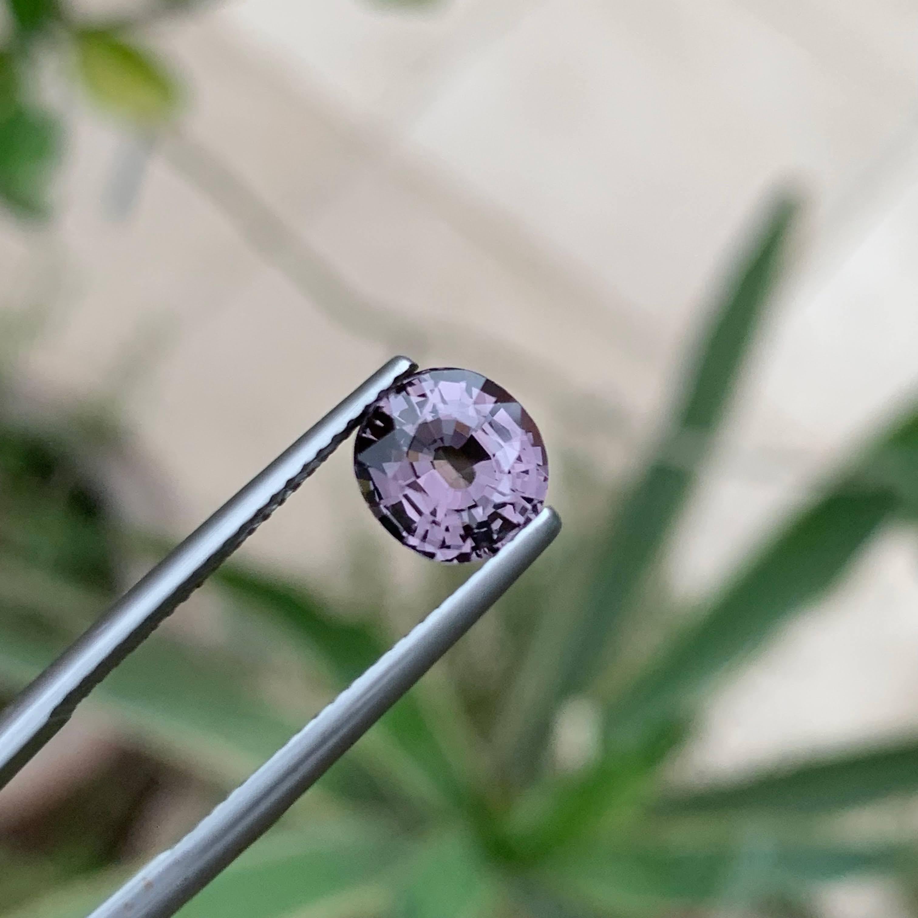 1,90 carati di pietra naturale di spinello violaceo sciolto, taglio ovale, gemma birmana In condizioni Nuovo in vendita a Bangkok, TH