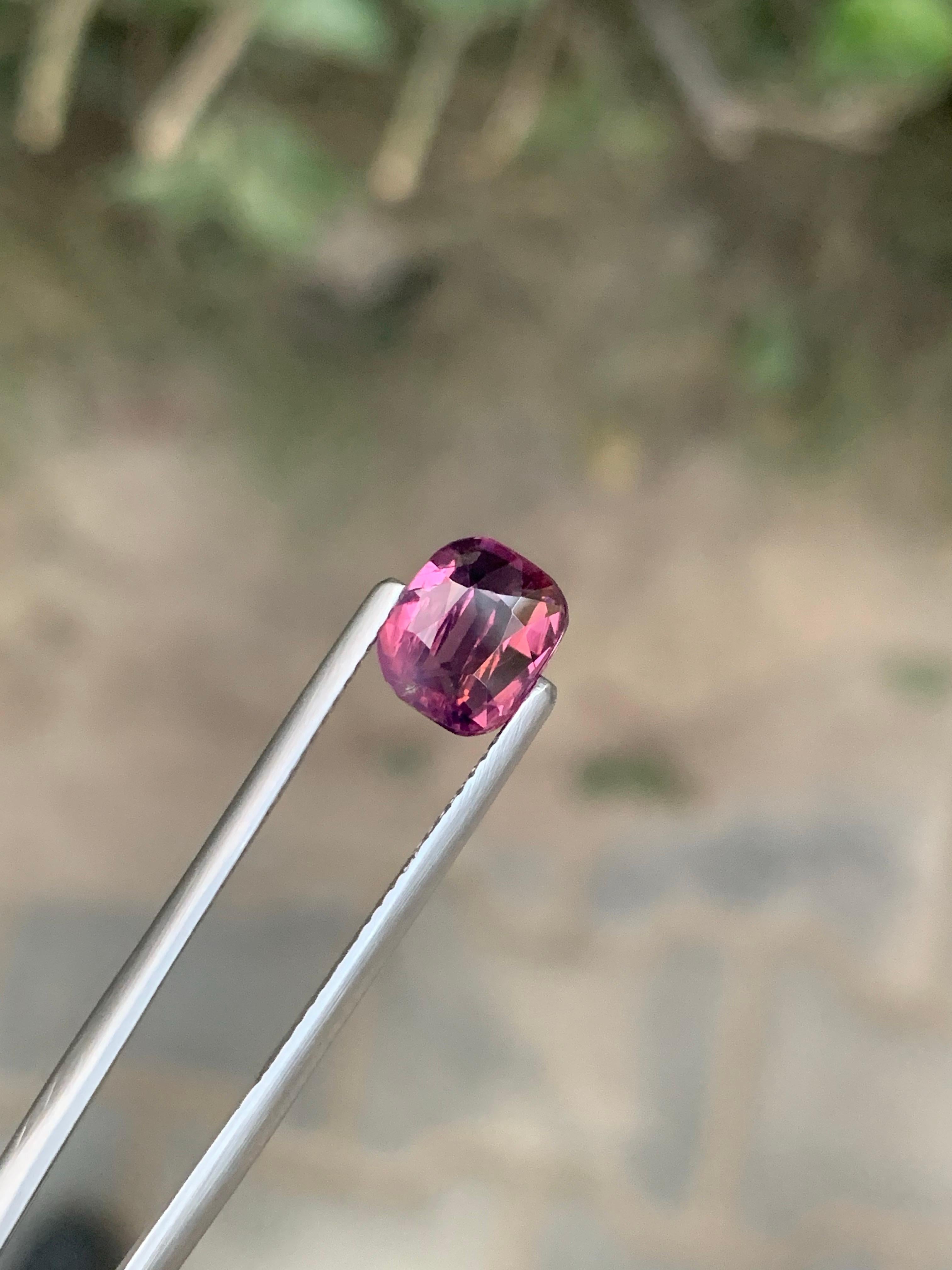 1.90 Carat Natural Loose Spinel Cushion Cut Gemstone From Tanzania (pierres précieuses de Tanzanie) en vente 4