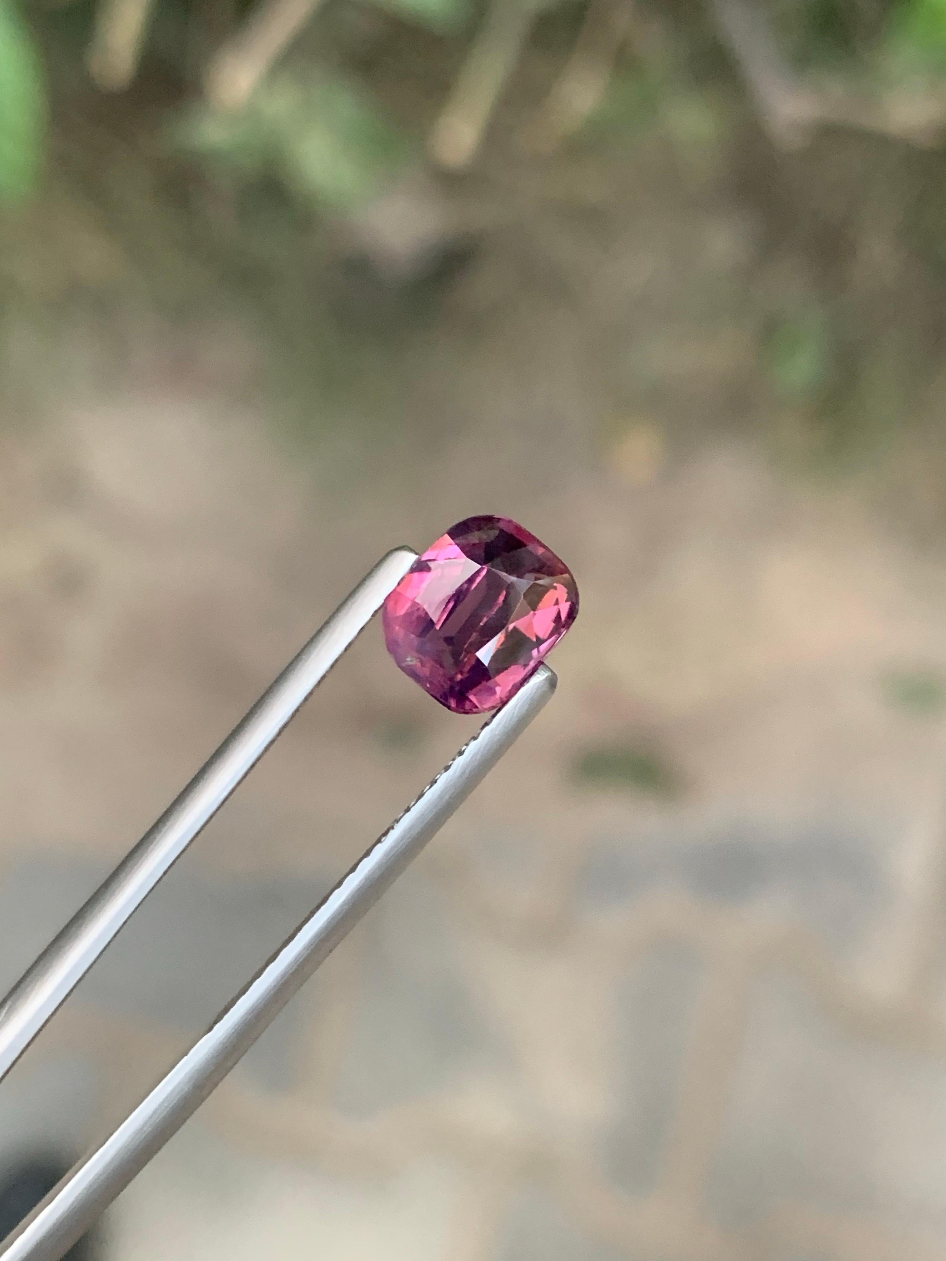 1.90 Carat Natural Loose Spinel Cushion Cut Gemstone From Tanzania (pierres précieuses de Tanzanie) en vente 5