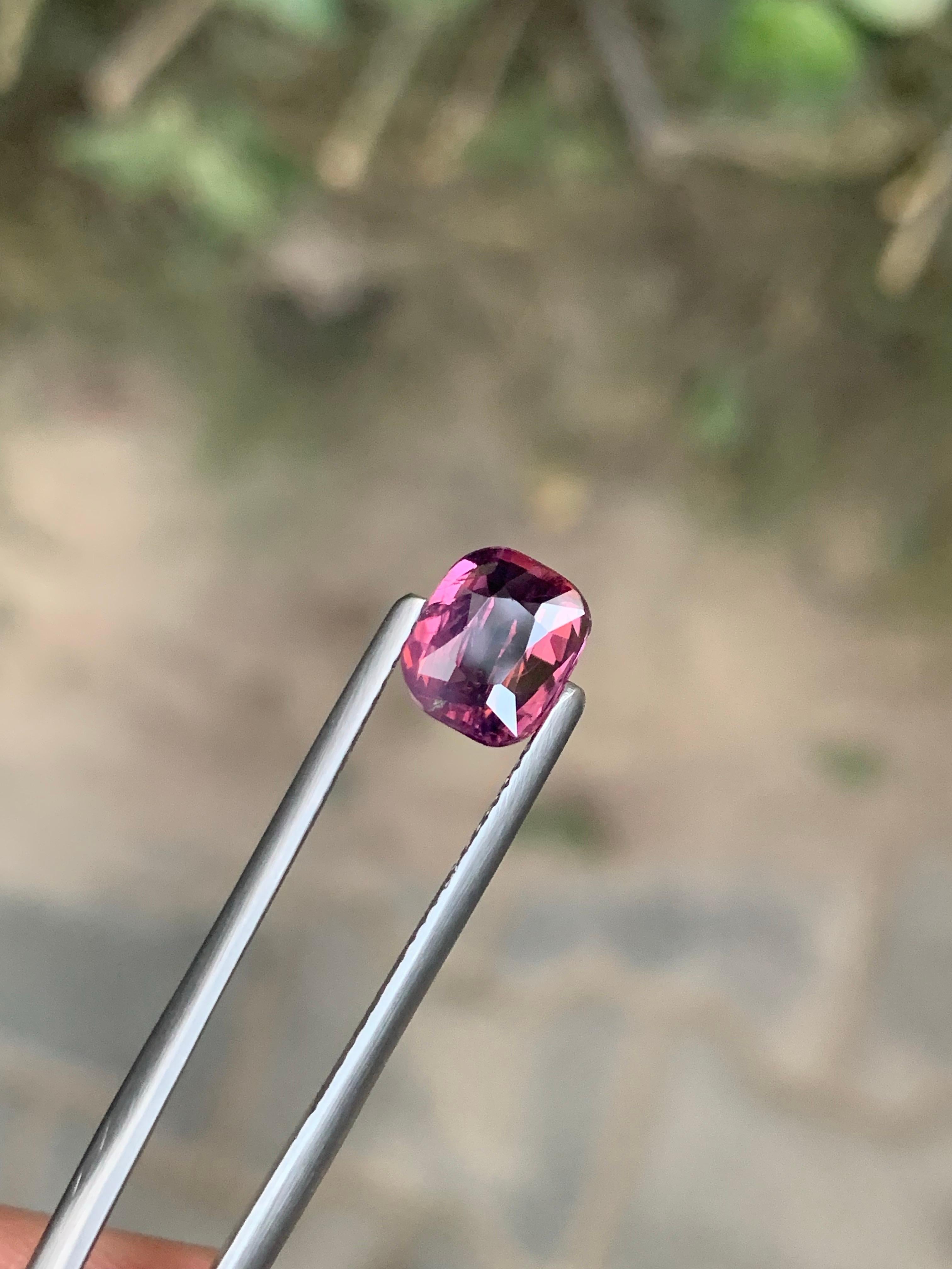 1.90 Carat Natural Loose Spinel Cushion Cut Gemstone From Tanzania (pierres précieuses de Tanzanie) en vente 6