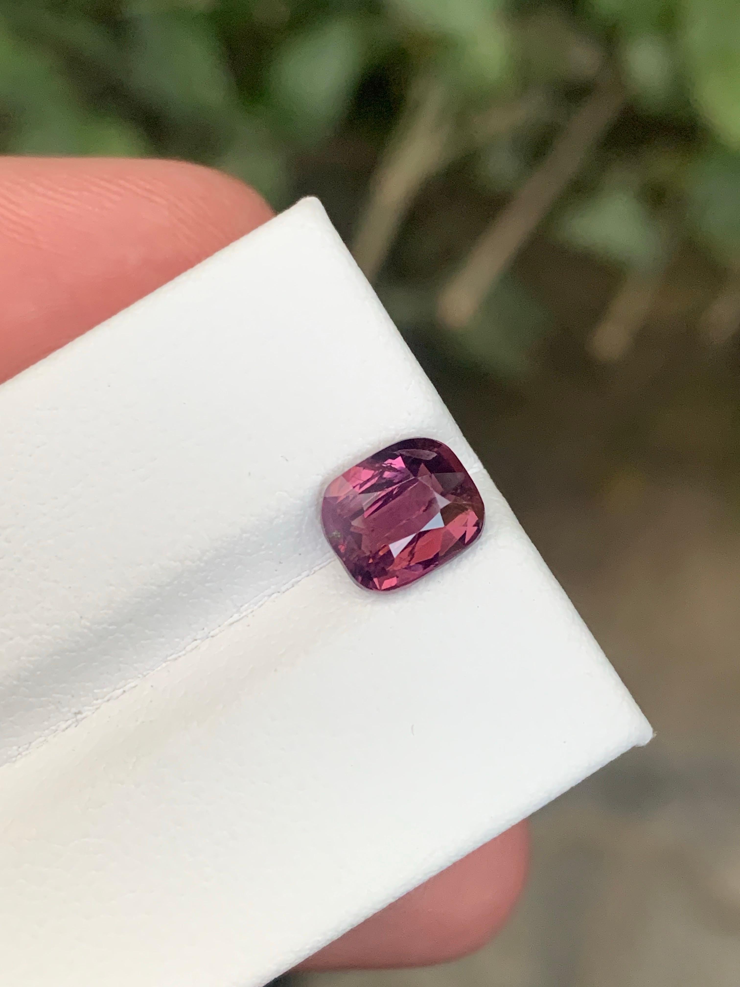 Arts and Crafts 1.90 Carat Natural Loose Spinel Cushion Cut Gemstone From Tanzania (pierres précieuses de Tanzanie) en vente