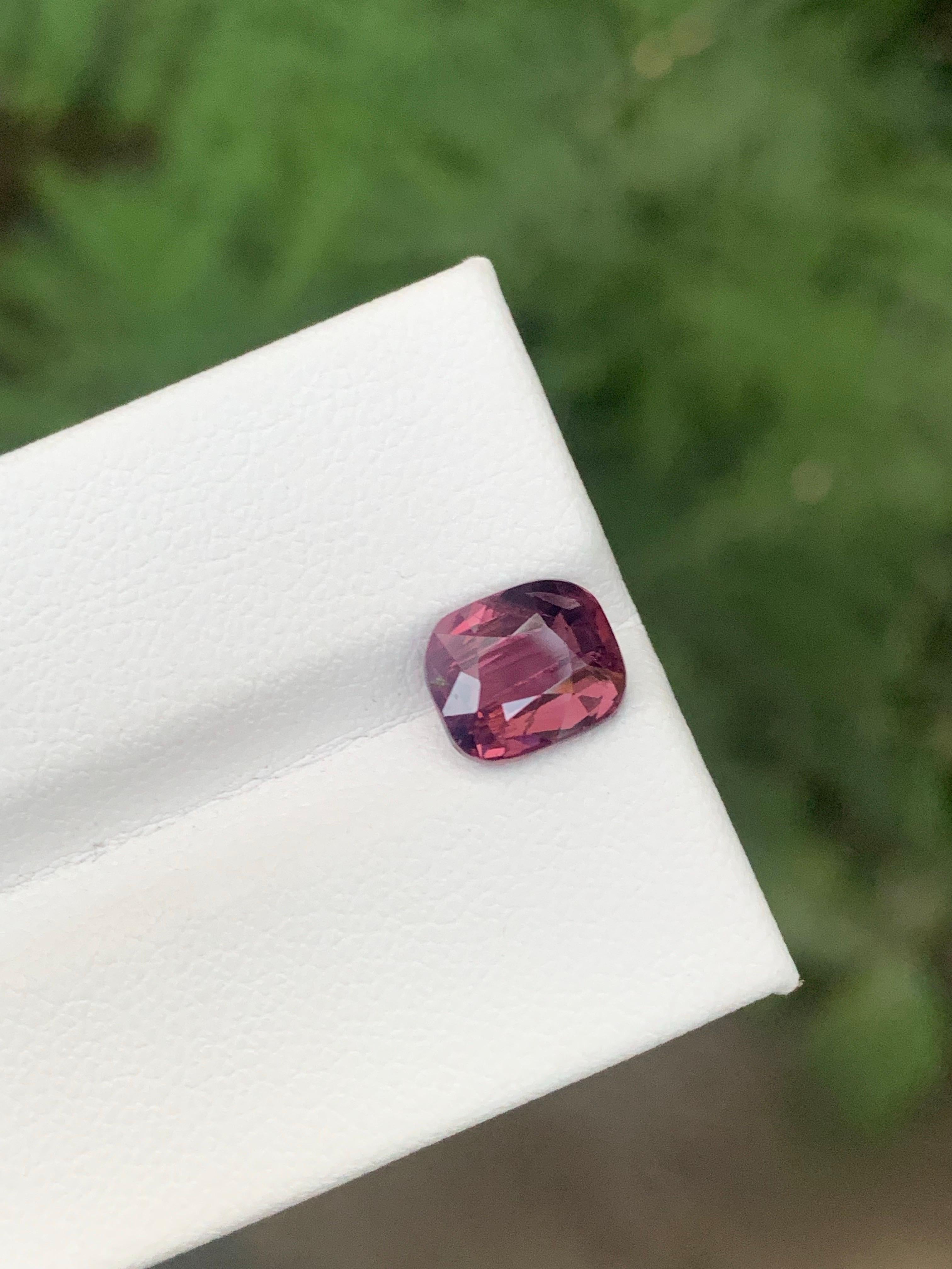 Taille coussin 1.90 Carat Natural Loose Spinel Cushion Cut Gemstone From Tanzania (pierres précieuses de Tanzanie) en vente