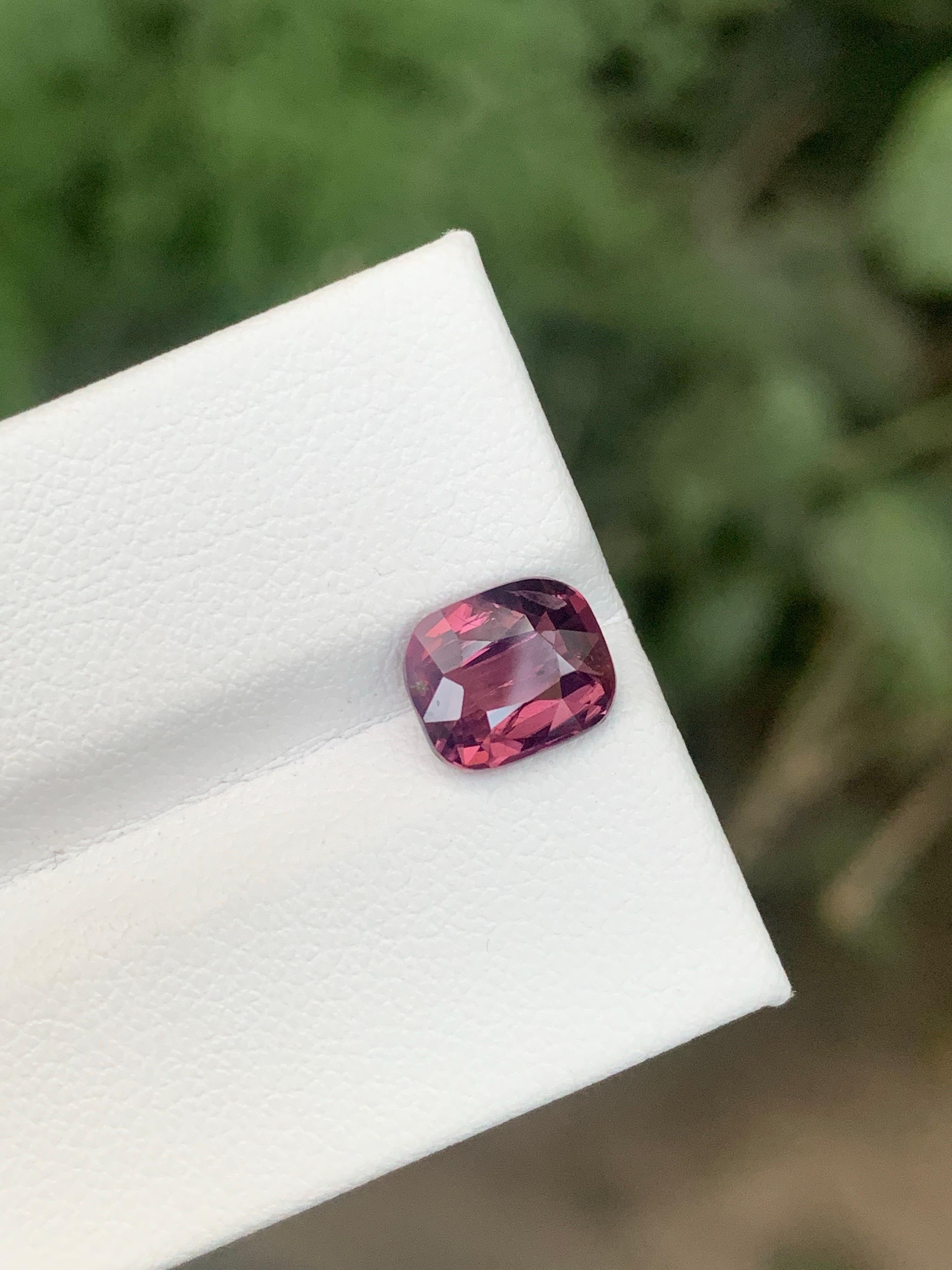 1.90 Carat Natural Loose Spinel Cushion Cut Gemstone From Tanzania (pierres précieuses de Tanzanie) Neuf - En vente à Peshawar, PK