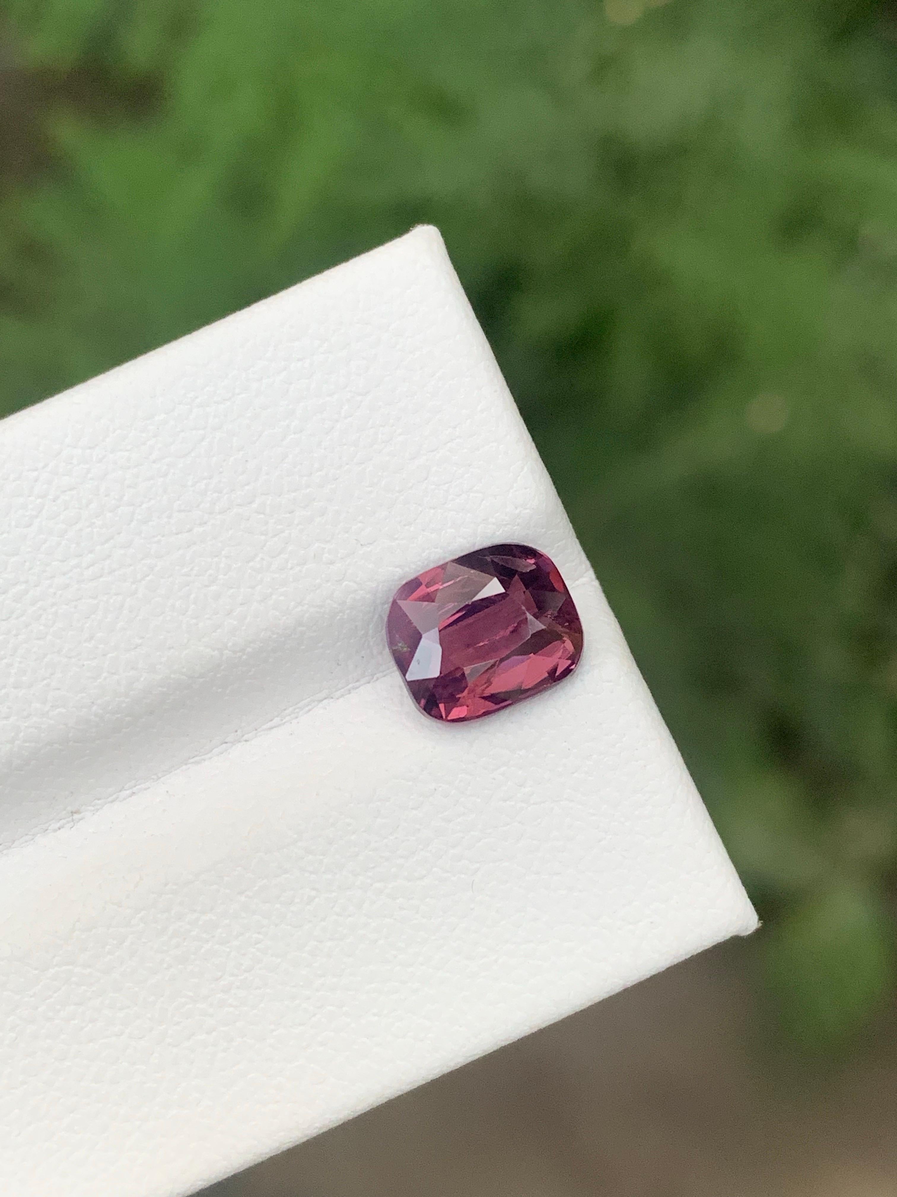 1.90 Carat Natural Loose Spinel Cushion Cut Gemstone From Tanzania (pierres précieuses de Tanzanie) Unisexe en vente