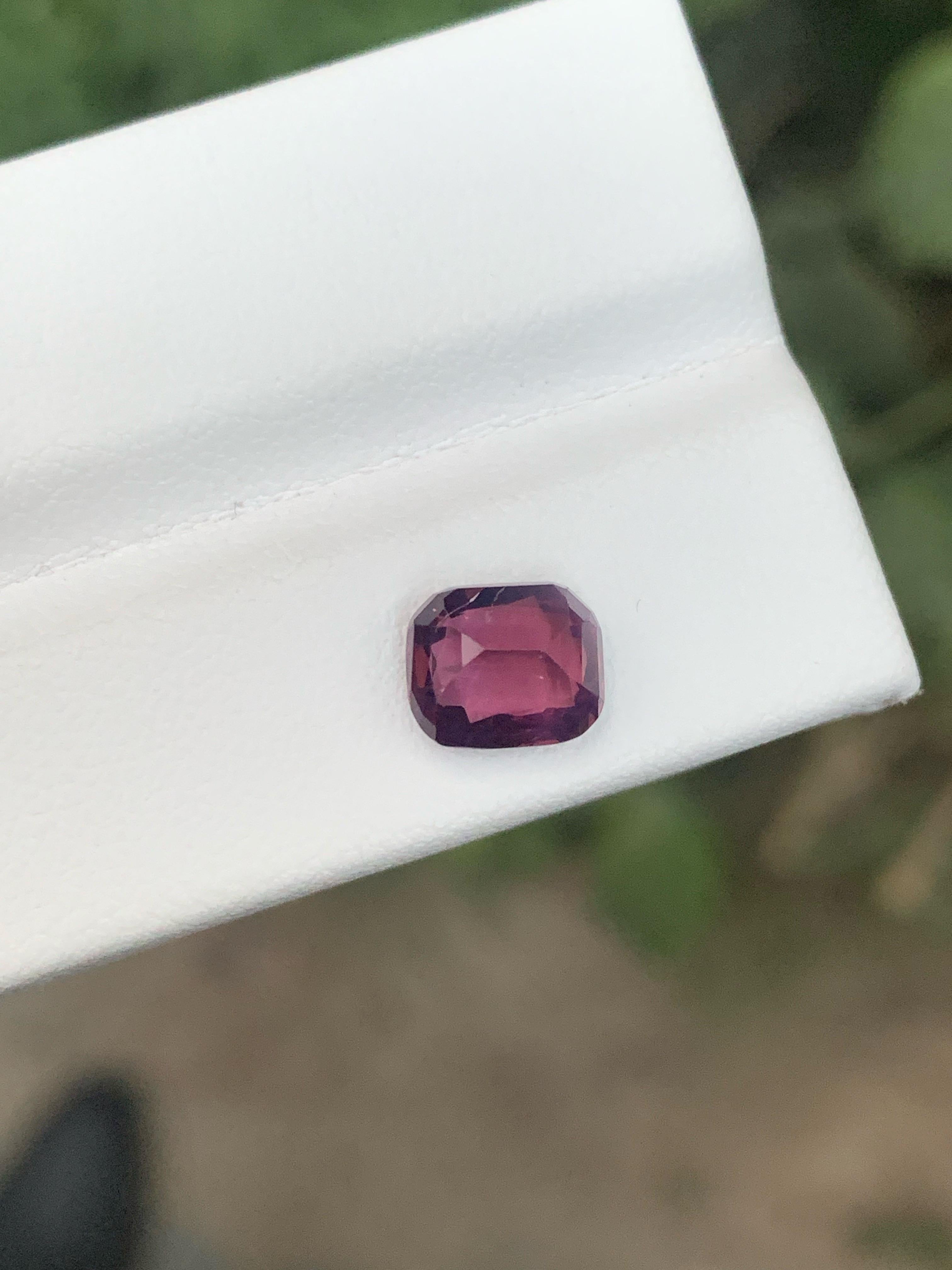 1.90 Carat Natural Loose Spinel Cushion Cut Gemstone From Tanzania (pierres précieuses de Tanzanie) en vente 1