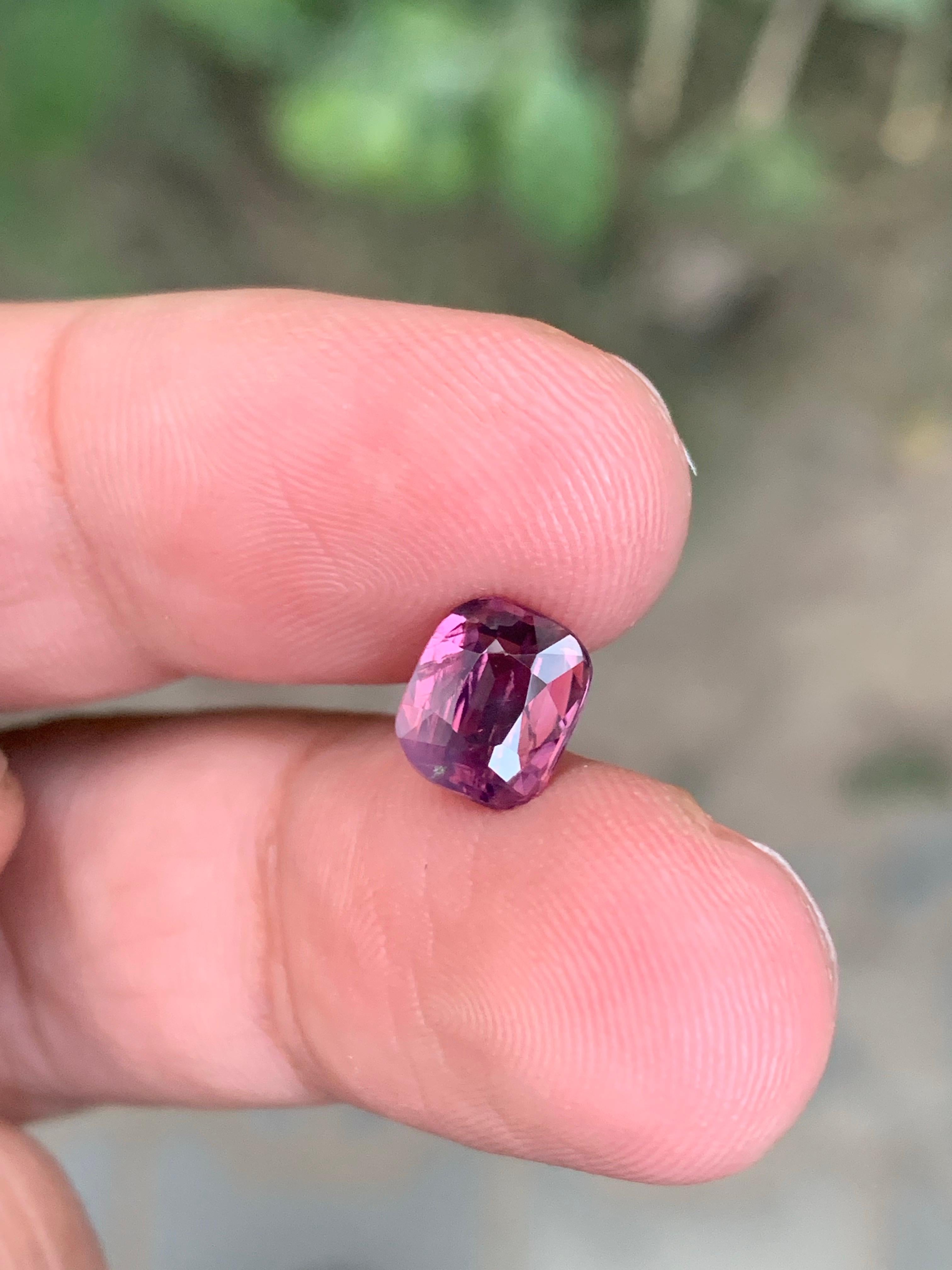 1.90 Carat Natural Loose Spinel Cushion Cut Gemstone From Tanzania (pierres précieuses de Tanzanie) en vente 2